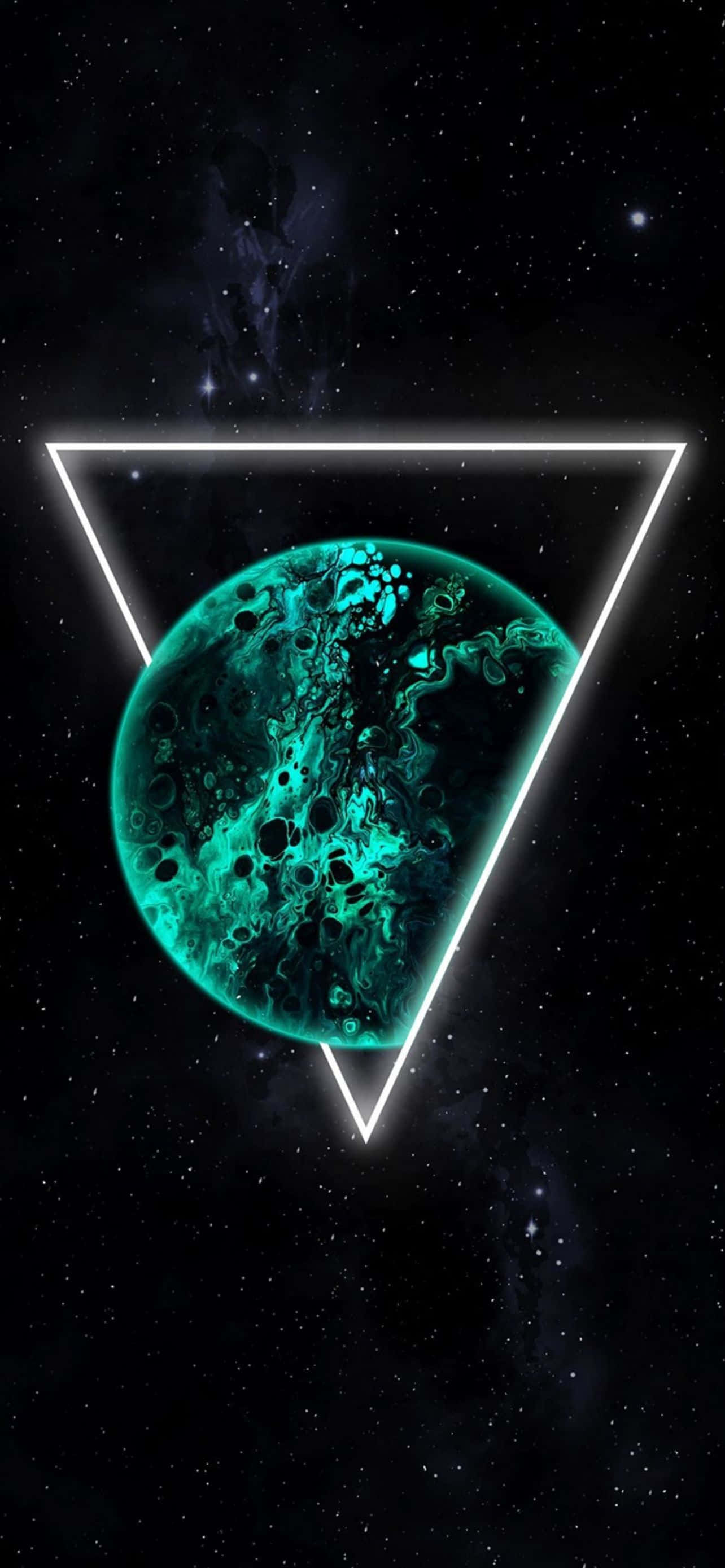 酷炫iPhone 桌布 壁紙 — 一顆發光的青綠色行星帶有漩渦圖案，被一個明亮的白色霓虹三角形框住，背景是繁星點點的宇宙。