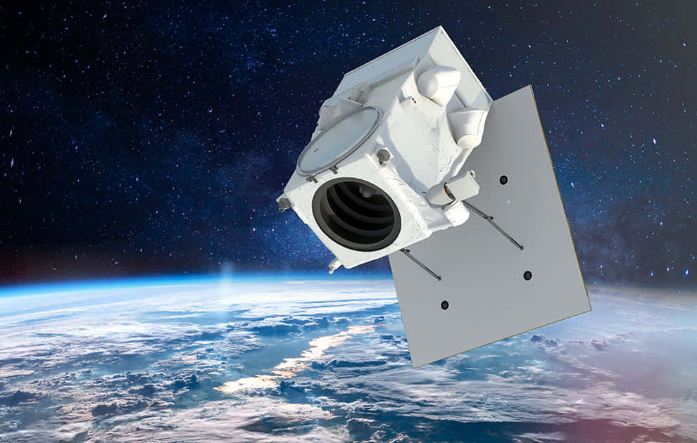Satellite Technology 桌布 壁紙 — 一顆白色衛星在佈滿星星的天空中繞著地球運行，背景有藍色雲朵和發光的地平線。