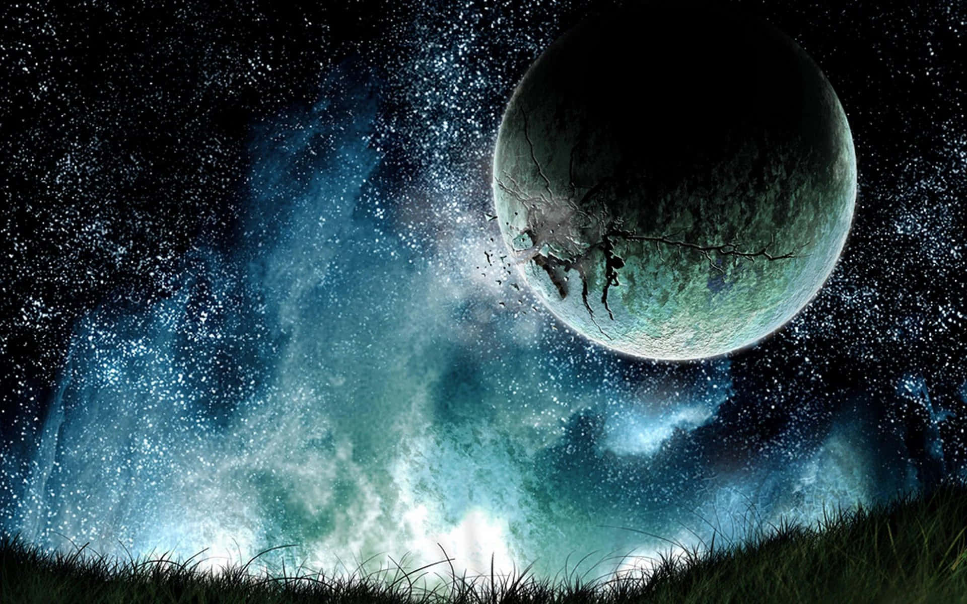 酷炫太空 桌布 壁紙 — 一顆破裂的外星行星在一片草地的地平線上若隱若現，背景是旋轉的藍綠色和黑色宇宙星雲，點綴著星星。