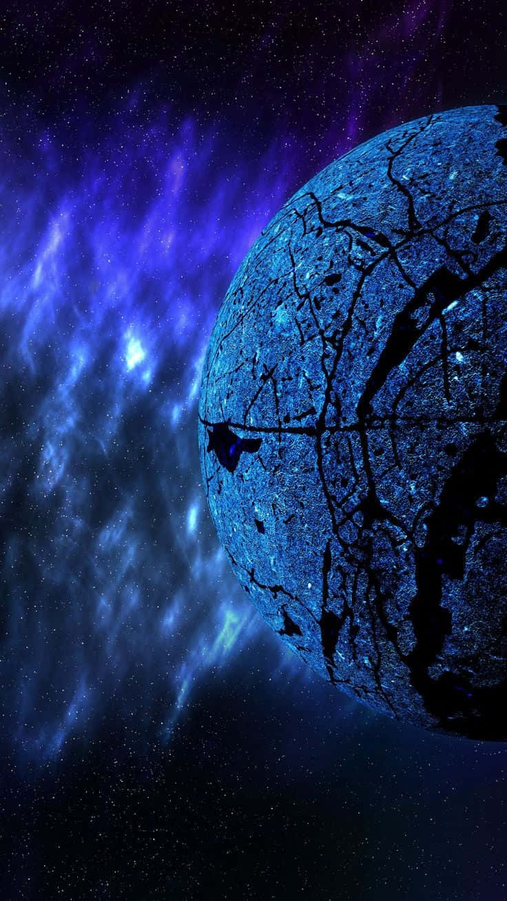 宇宙 桌布 壁紙 — 一顆破裂的藍色行星漂浮在充滿活力的星雲中，下方是繁星點點的紫色和藍色宇宙天空。