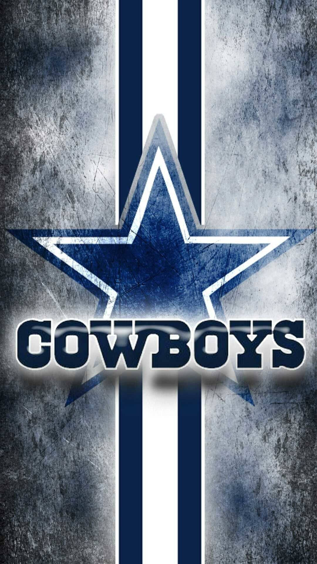 Dallas Cowboys Logo 桌布 壁紙 — 一顆磨損的藍色星星和「COWBOYS」文字，位於帶有垂直藍白條紋的破舊灰色背景上。