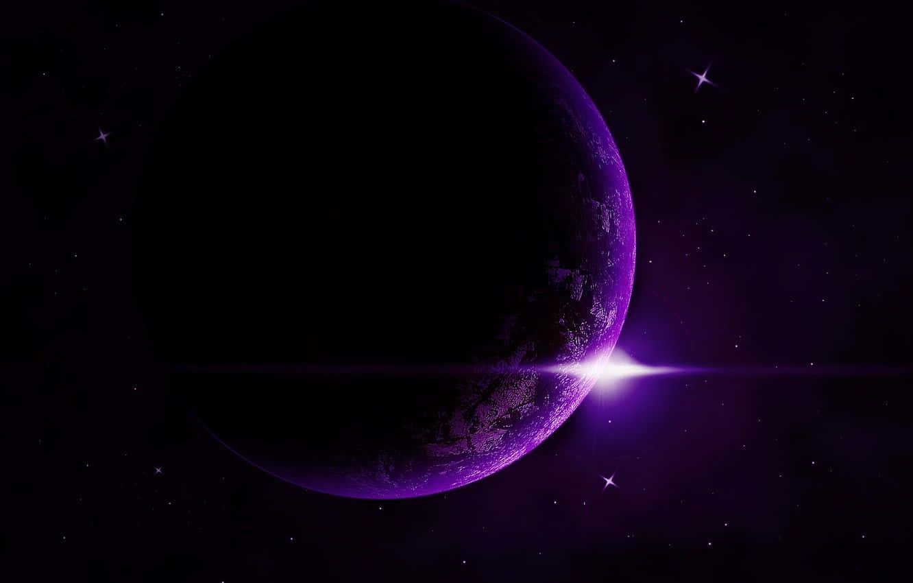 Exoplanet 桌布 壁紙 — 一顆神秘的紫色行星在繁星點點的宇宙背景下，沿著其彎曲的地平線發出明亮的光芒。