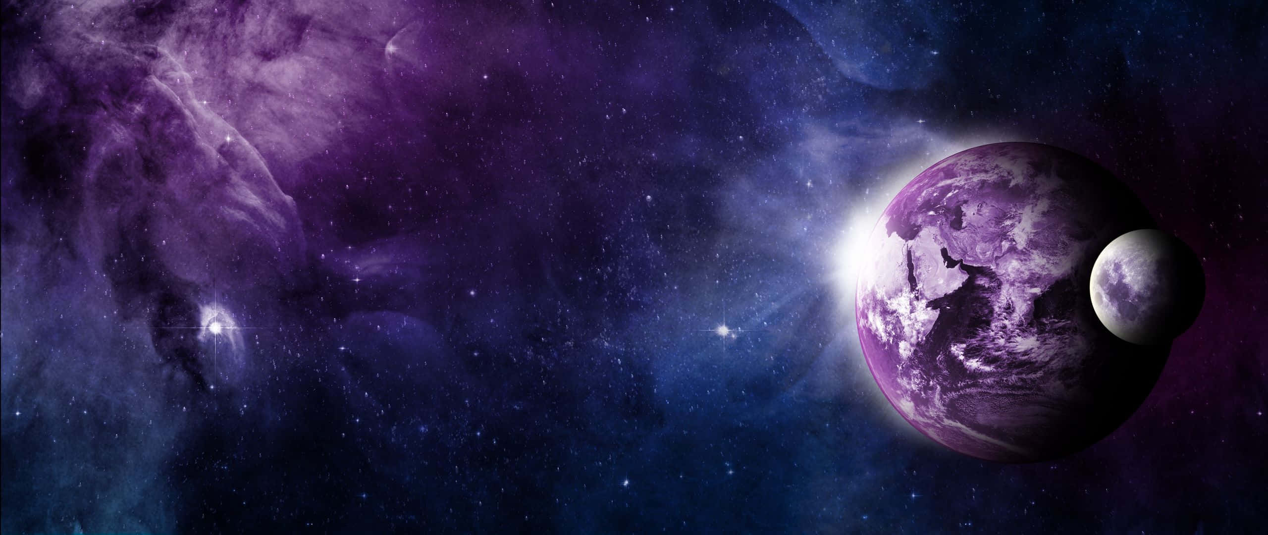 桌布 壁紙 — 一顆紫色色調的外星行星帶著一顆衛星，在旋轉的宇宙雲層和遙遠恆星之間繞著一顆明亮的恆星運行。