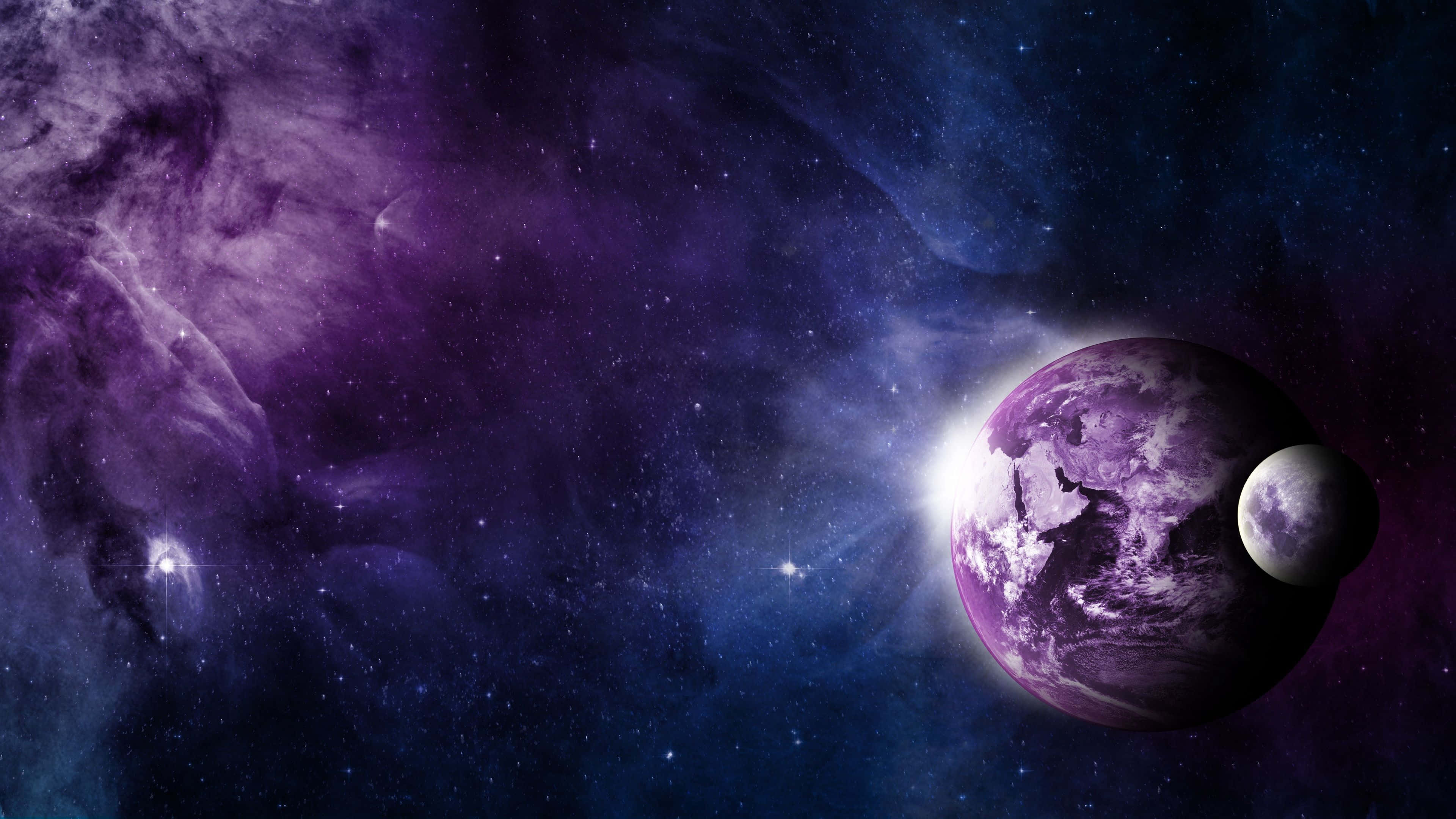 Galaxy Planet 桌布 壁紙 — 一顆紫色行星與其衛星環繞著一顆明亮的恆星，在旋轉的宇宙雲和遙遠的星星之間運行。