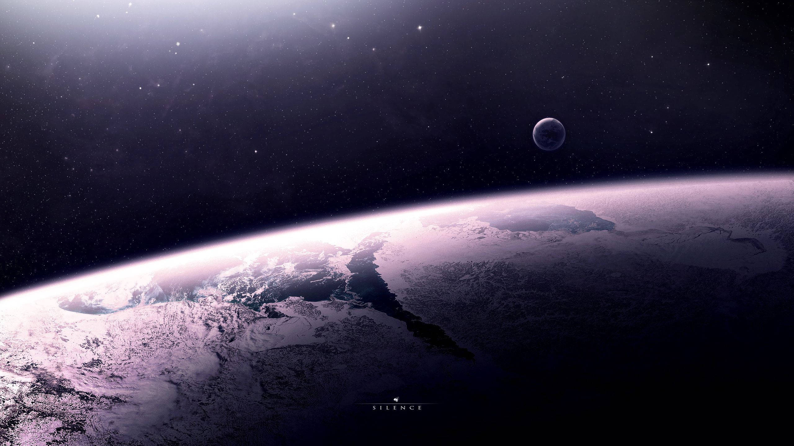 Stars 桌布 壁紙 — 一顆紫色調的行星在星空下彎曲，遠處的月亮在其雪覆蓋的大陸上方柔和地發光。