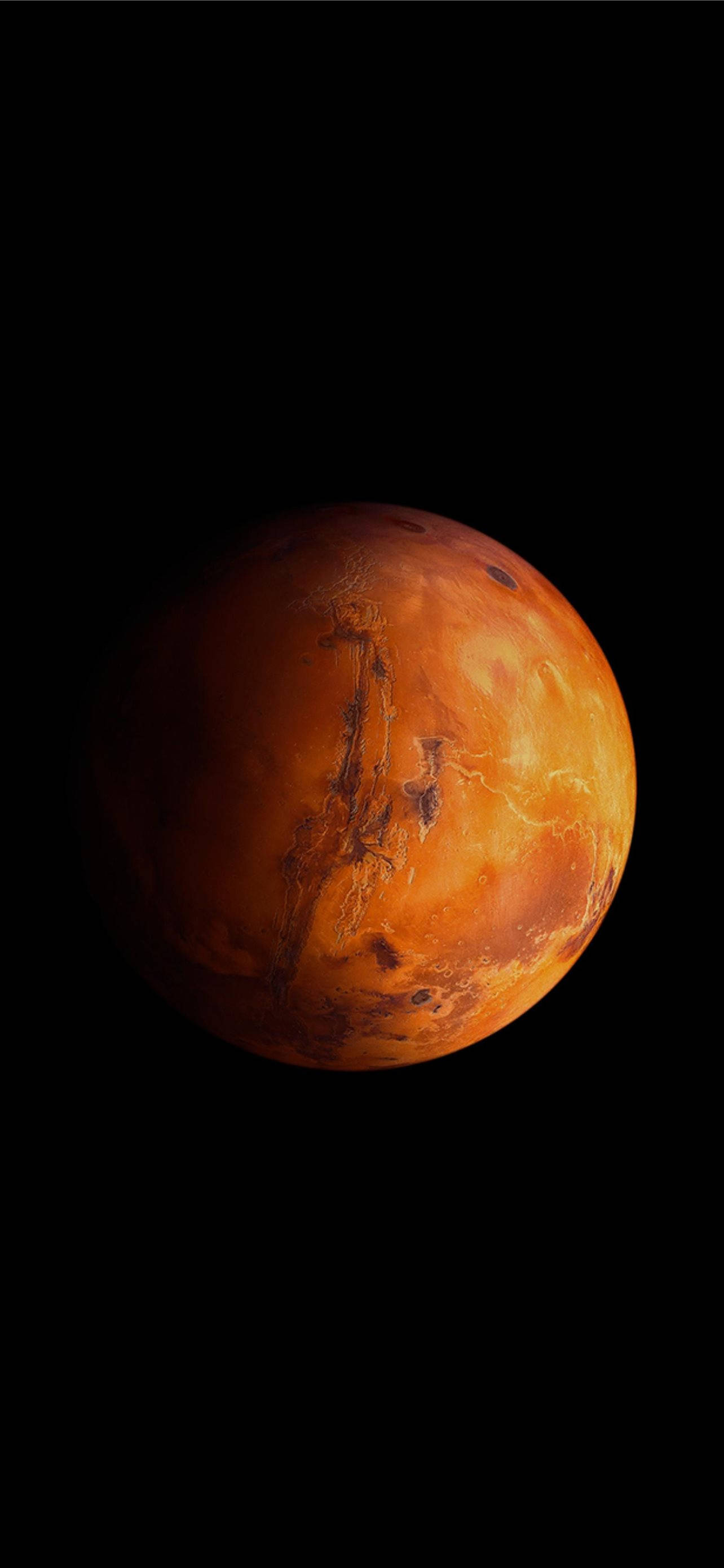 Mars iPhone 桌布 壁紙 — 一顆細節鮮明的火星，在深邃的黑色太空虛空中散發著橙色和紅色的光芒。