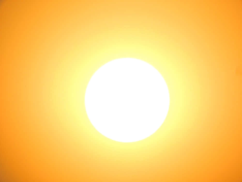 太陽 桌布 壁紙 — 一顆耀眼的太陽在漸層橙色天空中強烈發光，散發出溫暖的金色光暈。