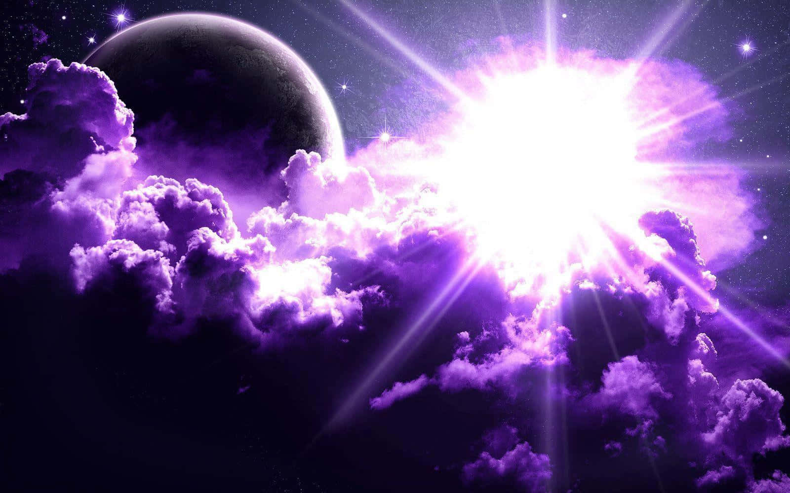 月光 桌布 壁紙 — 一顆耀眼的紫色太陽穿過宇宙雲層，旁邊有一顆黑暗行星，構成繁星點點的太空場景。