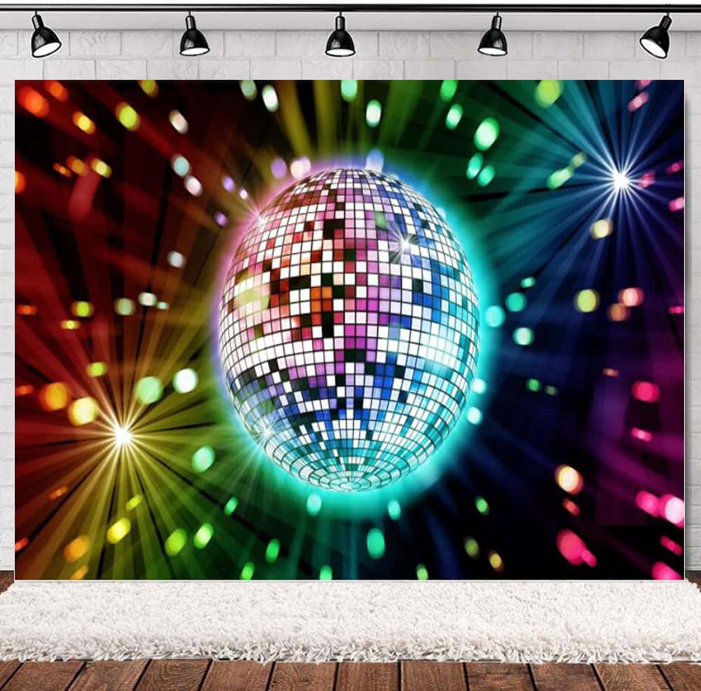 disco ball 桌布 壁紙 — 一顆耀眼的迪斯可球在黑暗背景下反射出鮮豔的彩虹光芒，並帶有星爆和散景效果。