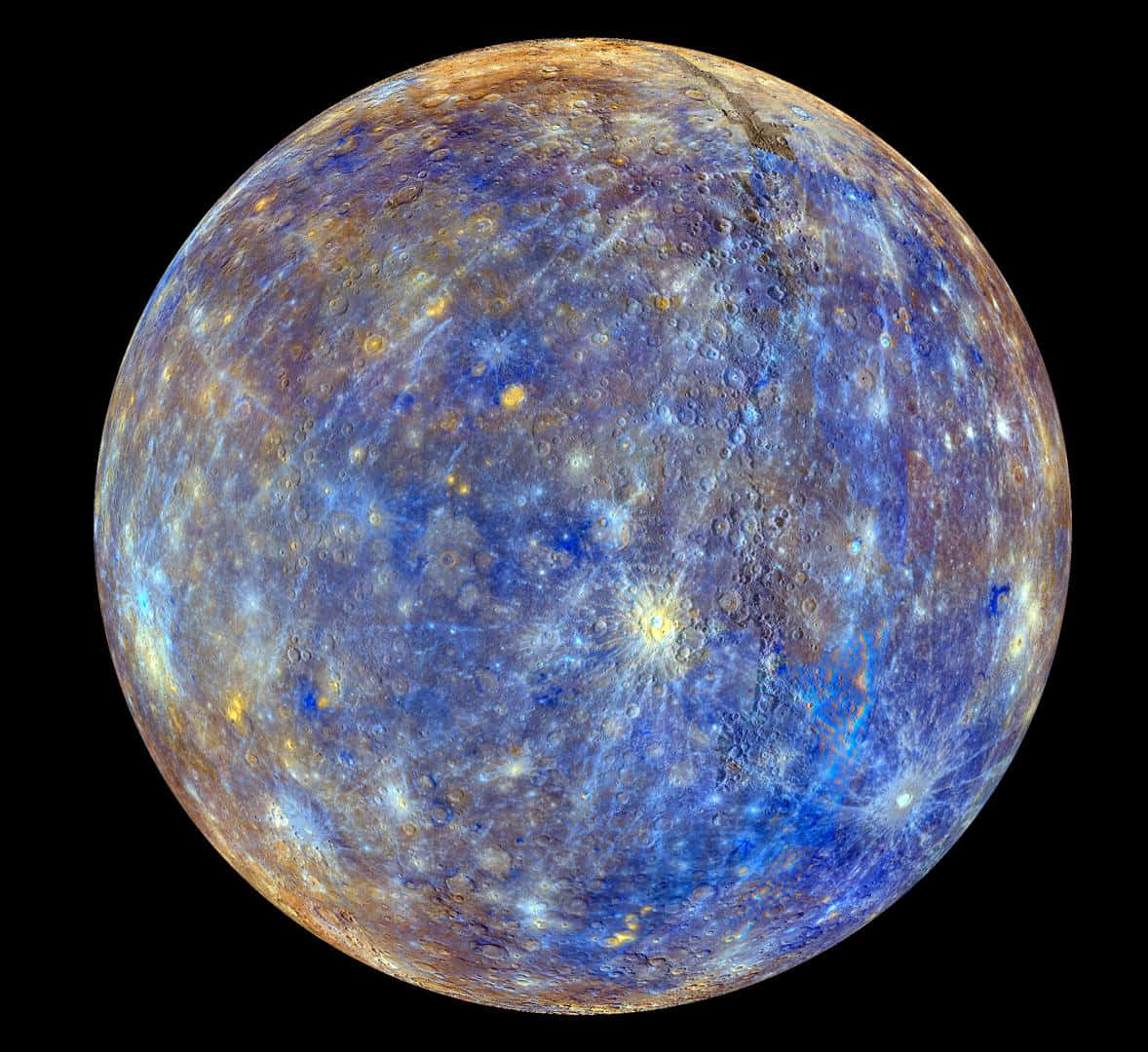 Mercury 桌布 壁紙 — 一顆色彩鮮豔的行星，帶有藍色和金色色調，表面佈滿隕石坑，背景為黑色太空。
