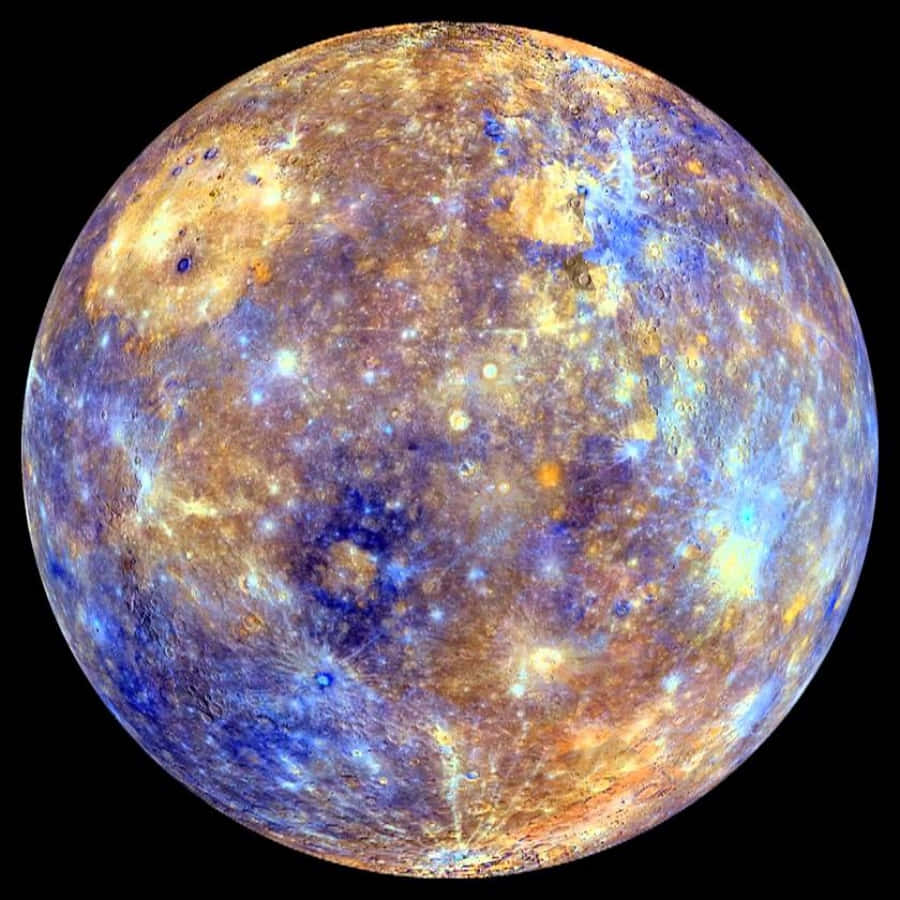 Mercury 桌布 壁紙 — 一顆色彩鮮豔的行星，表面佈滿隕石坑，在黑色太空中呈現旋轉的藍色和橙色色調。