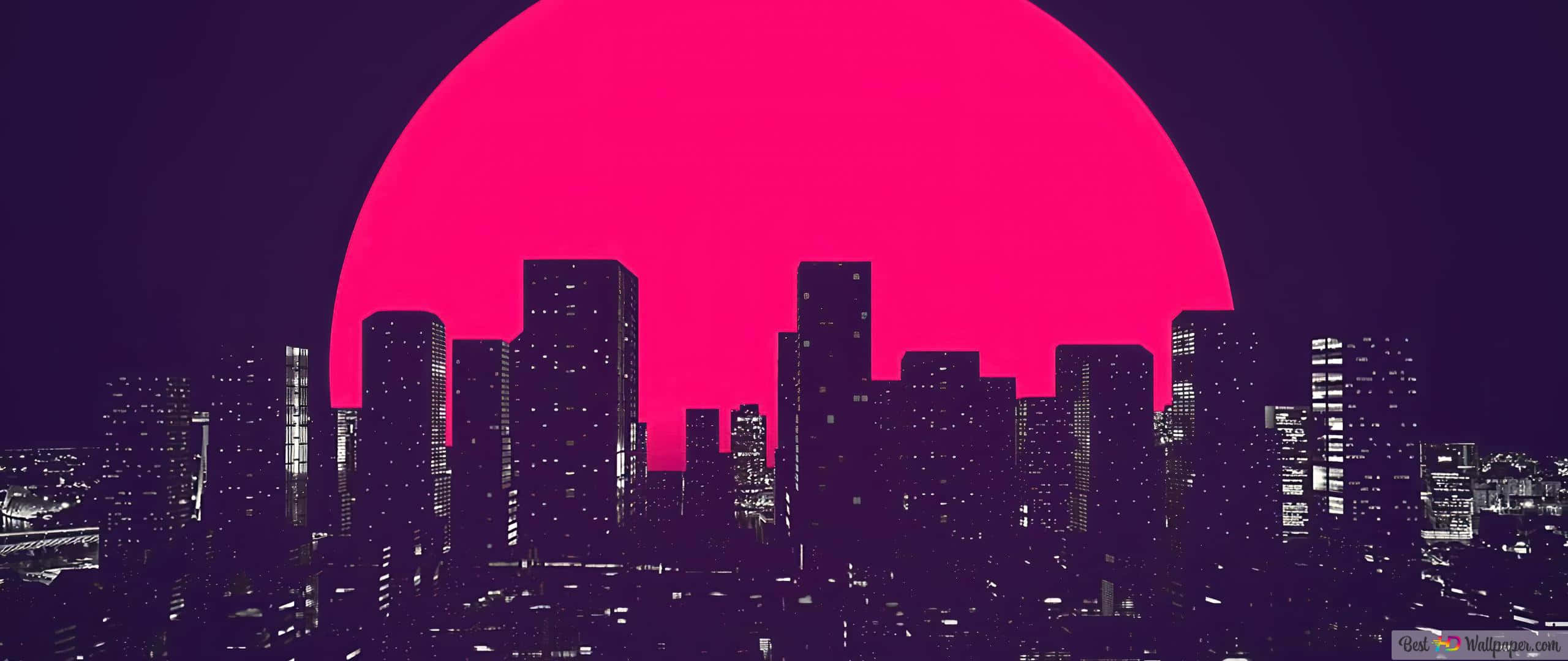 2560x1080 Minimal 桌布 壁紙 — 一顆螢光粉紅色的太陽在深紫色城市天際線後升起，窗戶閃閃發光。