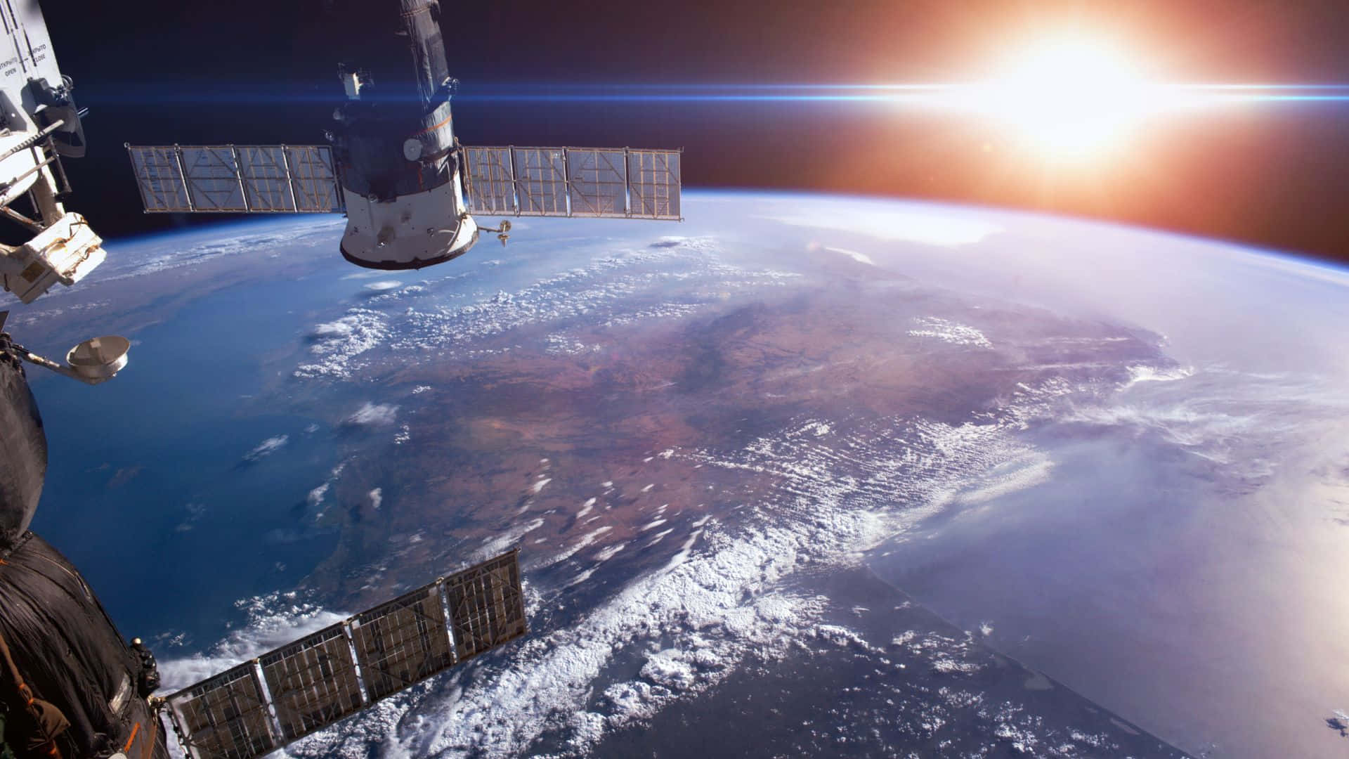 Live Space 桌布 壁紙 — 一顆衛星繞地球運行，太陽在藍色星球上升起，星球上有旋轉的雲層和陸地。
