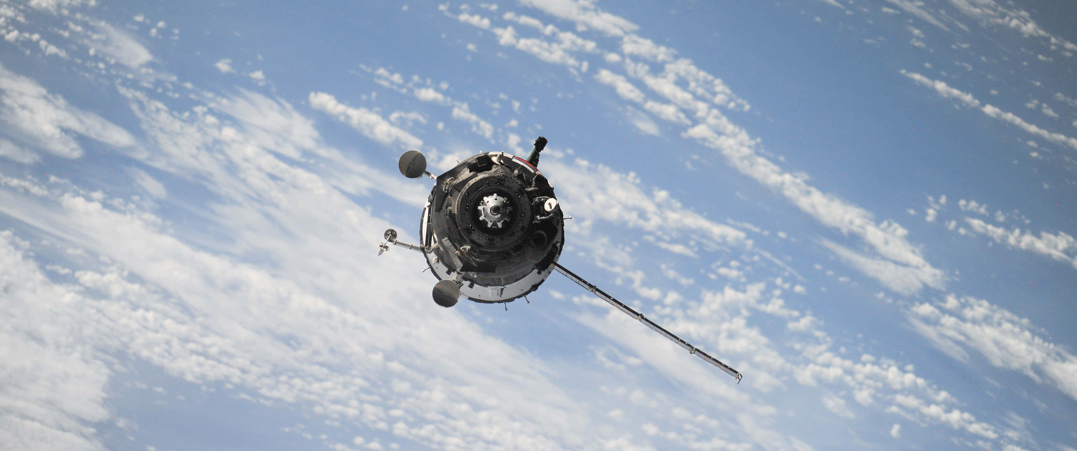 Ultra Wide 3440x1440 Space 桌布 壁紙 — 一顆詳細的衛星在地球藍色大氣層上方運行，下方散佈著白色雲層。