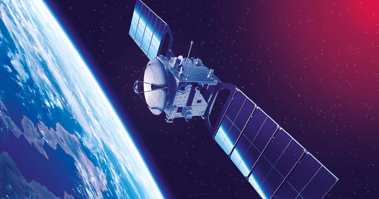Space Satellite 桌布 壁紙 — 一顆詳細的衛星在星空背景下繞地球運行，帶有鮮豔的紅色和藍色漸變。