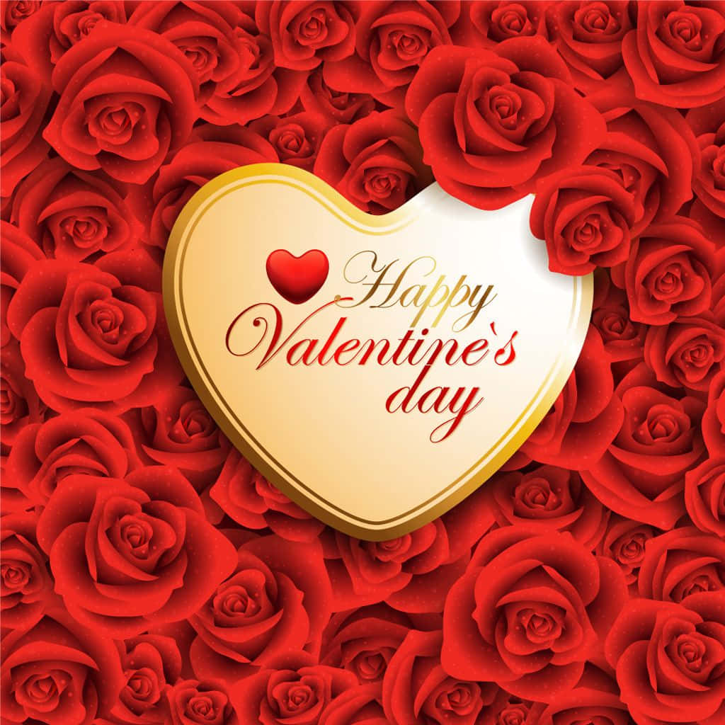 桌布 壁紙 — 一顆金色心形巧克力，上面寫著「Happy Valentine's Day」，放在鮮豔的紅玫瑰花床上。