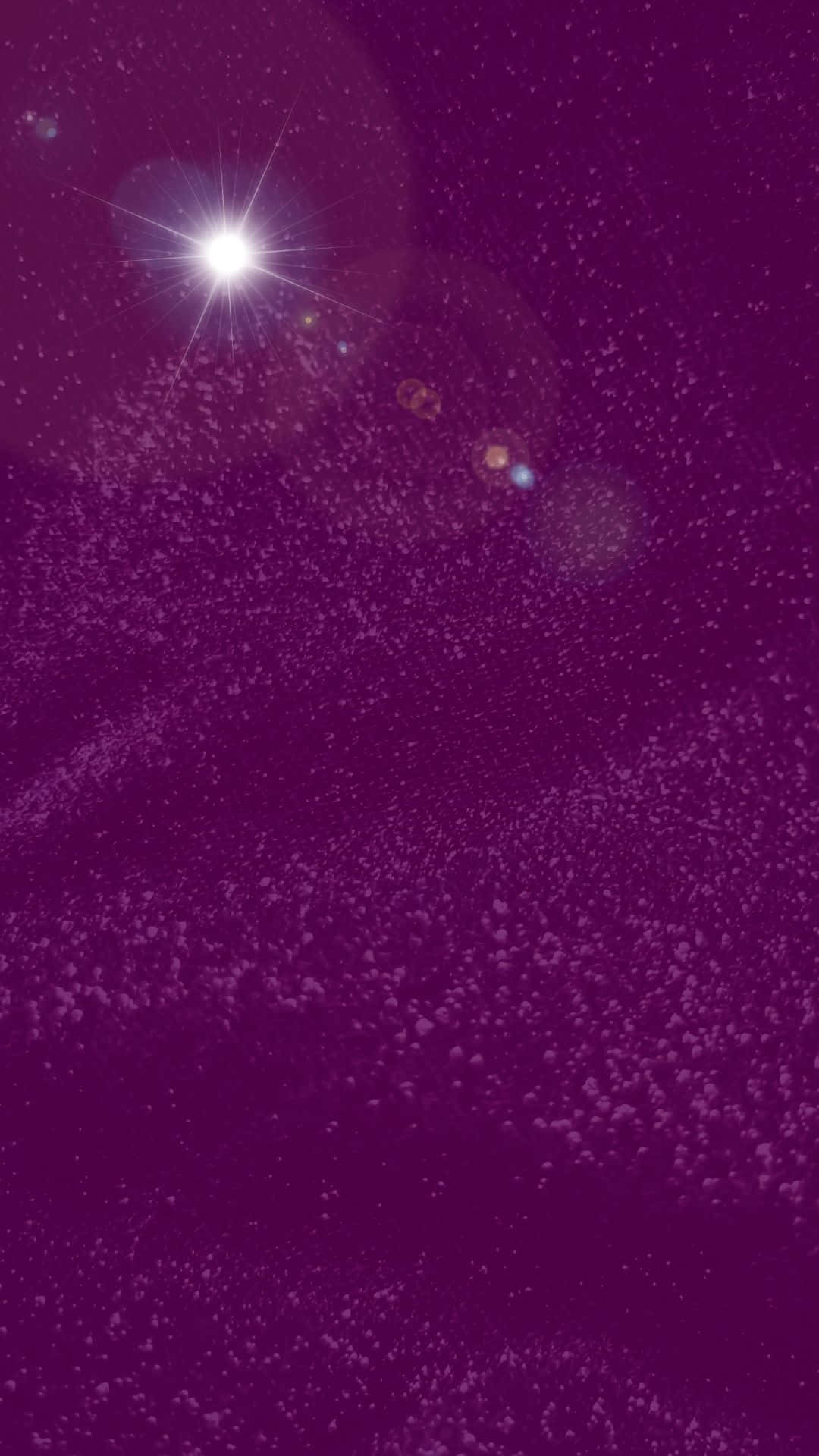 Purple Sparkle 桌布 壁紙 — 一顆閃耀的星星在深紫色宇宙背景上明亮地發光，背景點綴著閃爍的粒子和鏡頭光暈。
