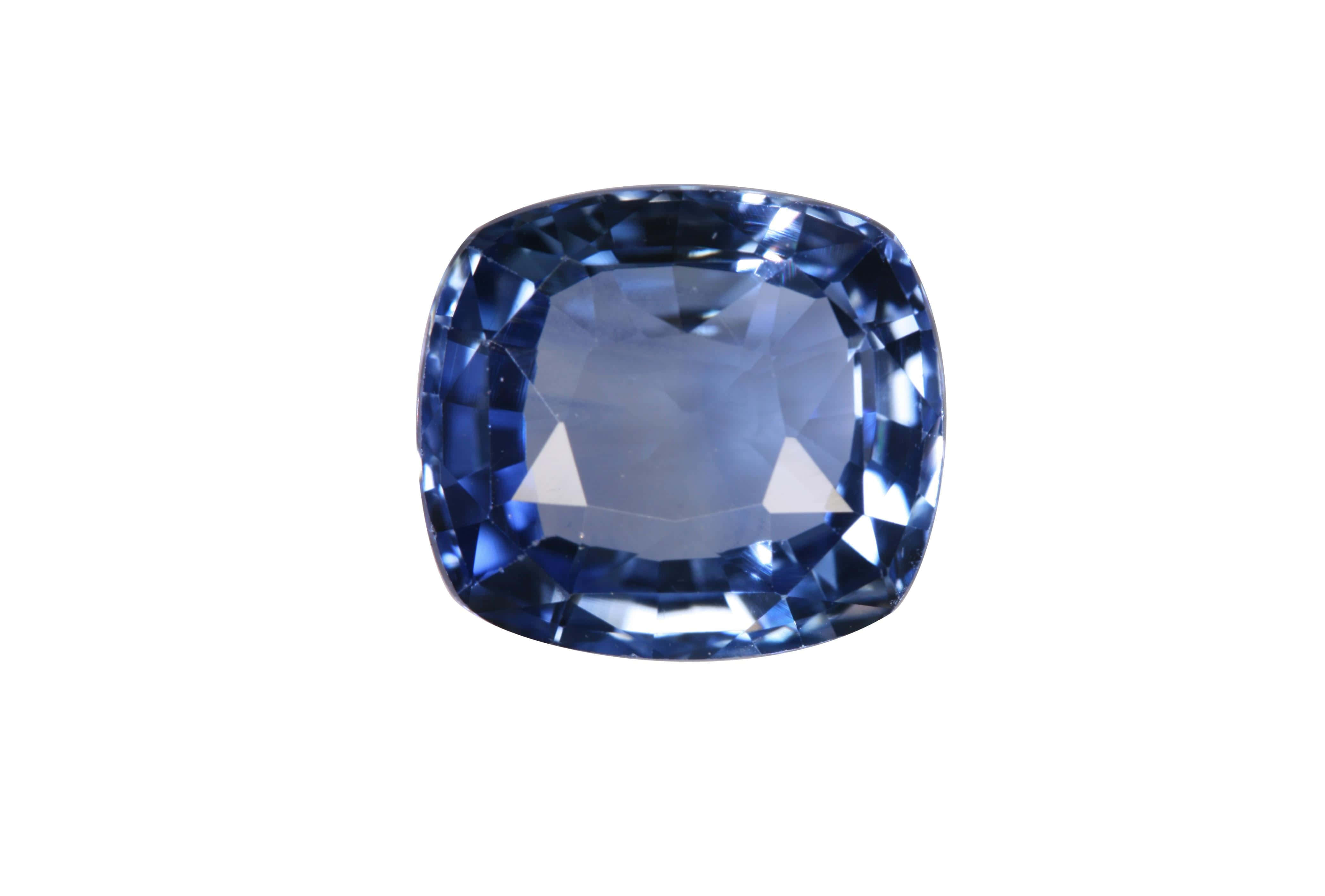 Gemstone 桌布 壁紙 — 一顆閃耀的枕形切割藍寶石，在純白背景下展現精準切面光芒。
