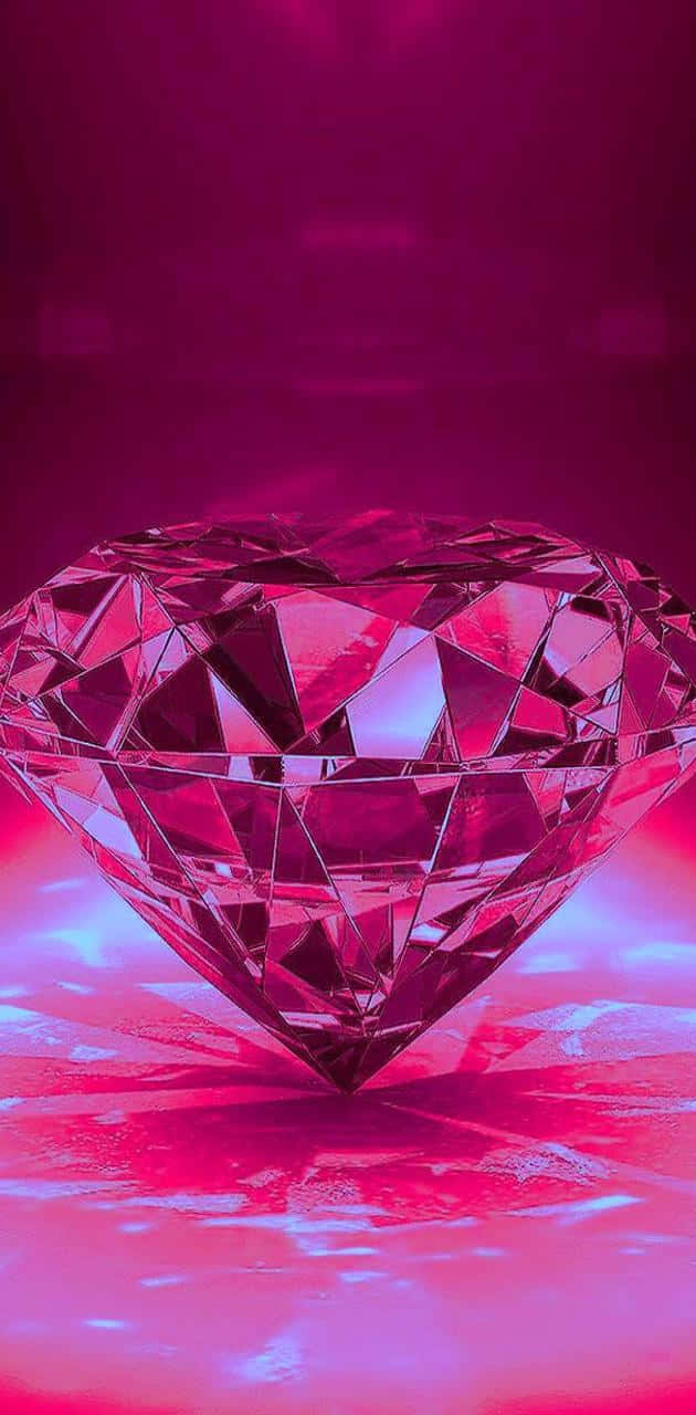 Pink Diamond 桌布 壁紙 — 一顆閃耀的粉紅色鑽石，帶有鋒利的刻面，在發光的洋紅色背景上閃爍，投射出鮮豔的反射。