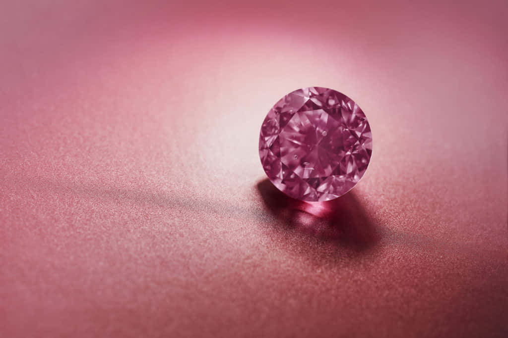 Red Diamond 桌布 壁紙 — 一顆閃耀的粉紅鑽石，以精準切割的刻面在柔和漸變粉紅背景上閃爍。