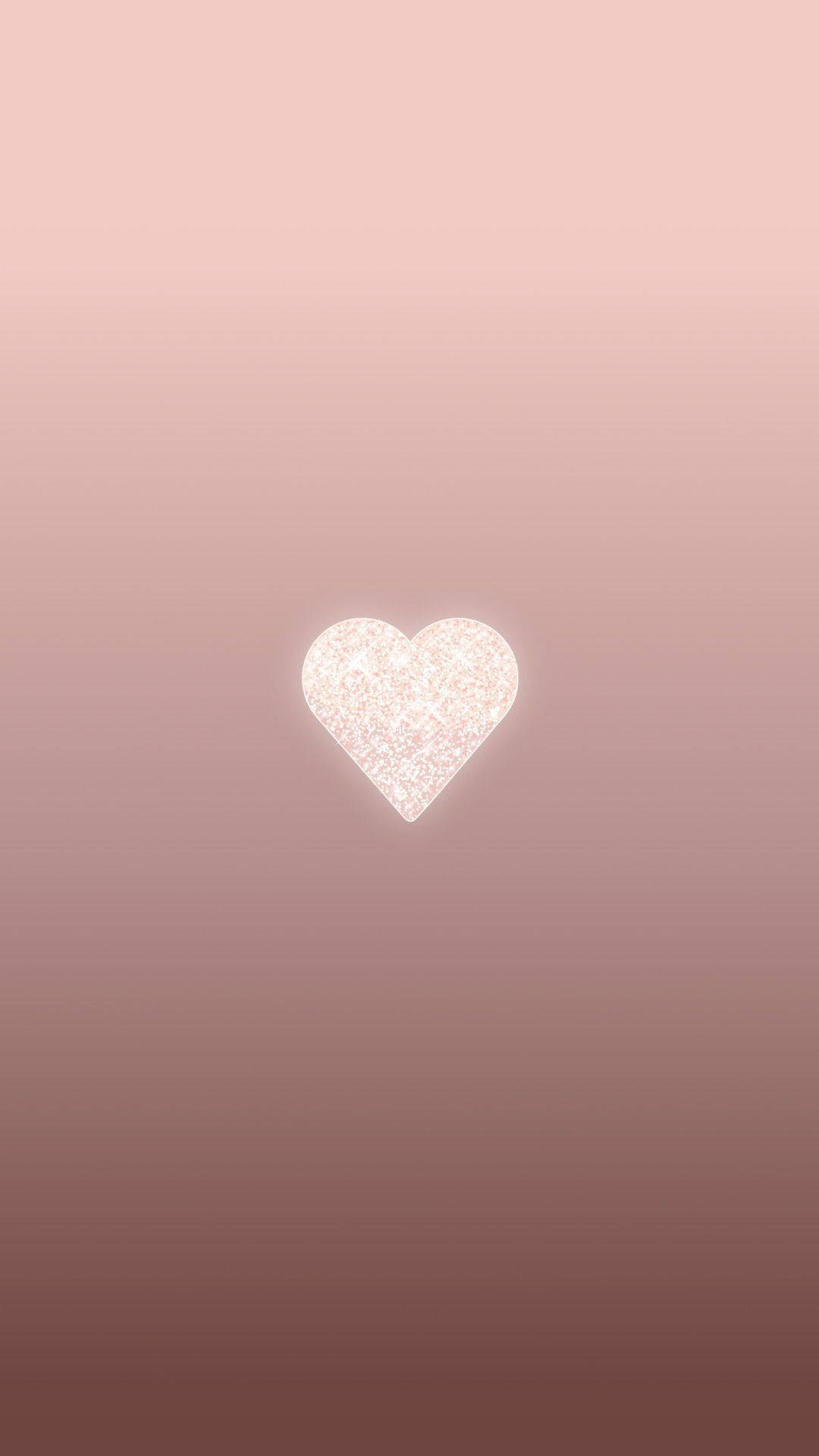 Love Phone 桌布 壁紙 — 一顆閃閃發光的心形圖案漂浮在從塵粉玫瑰色到淡紫色的柔和漸變背景中央。