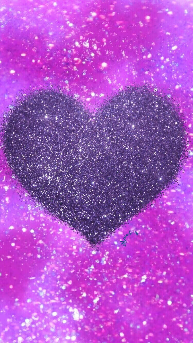 Purple Glitter 桌布 壁紙 — 一顆閃閃發光的紫色心形漂浮在閃爍的洋紅色宇宙背景中。