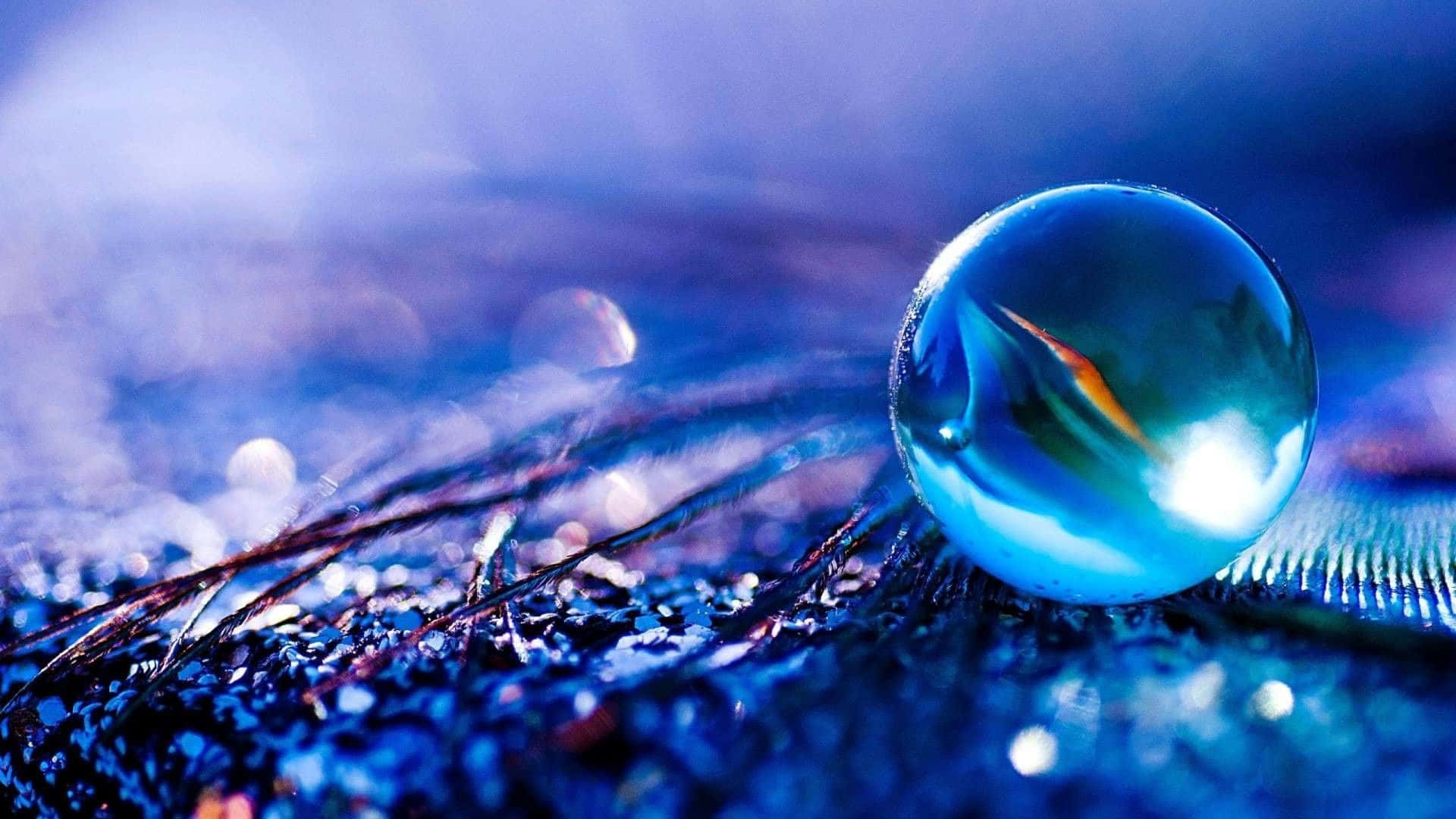 Amazing 桌布 壁紙 — 一顆閃閃發光的藍色水滴停留在有紋理的表面上，反射出鮮豔的色彩和柔和散景燈光，色調清涼。