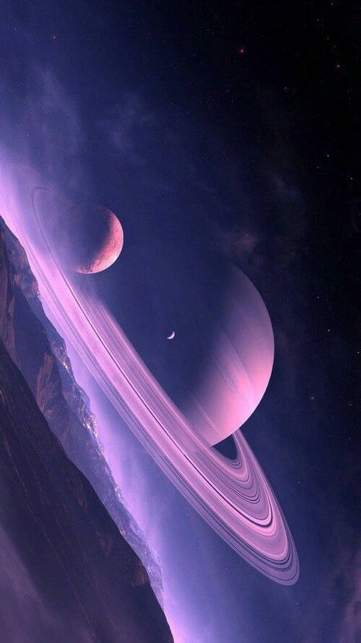 月光 桌布 壁紙 — 一顆雄偉的紫色環狀行星伴隨著新月，在繁星點點的宇宙背景下閃耀。