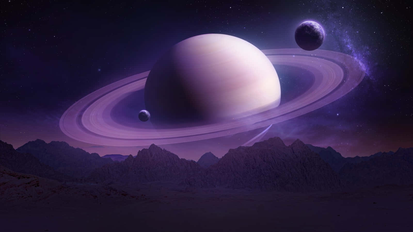 土星 桌布 壁紙 — 一顆雄偉的紫色環狀行星籠罩在崎嶇的外星山脈之上，背景是星光燦爛的宇宙天空。