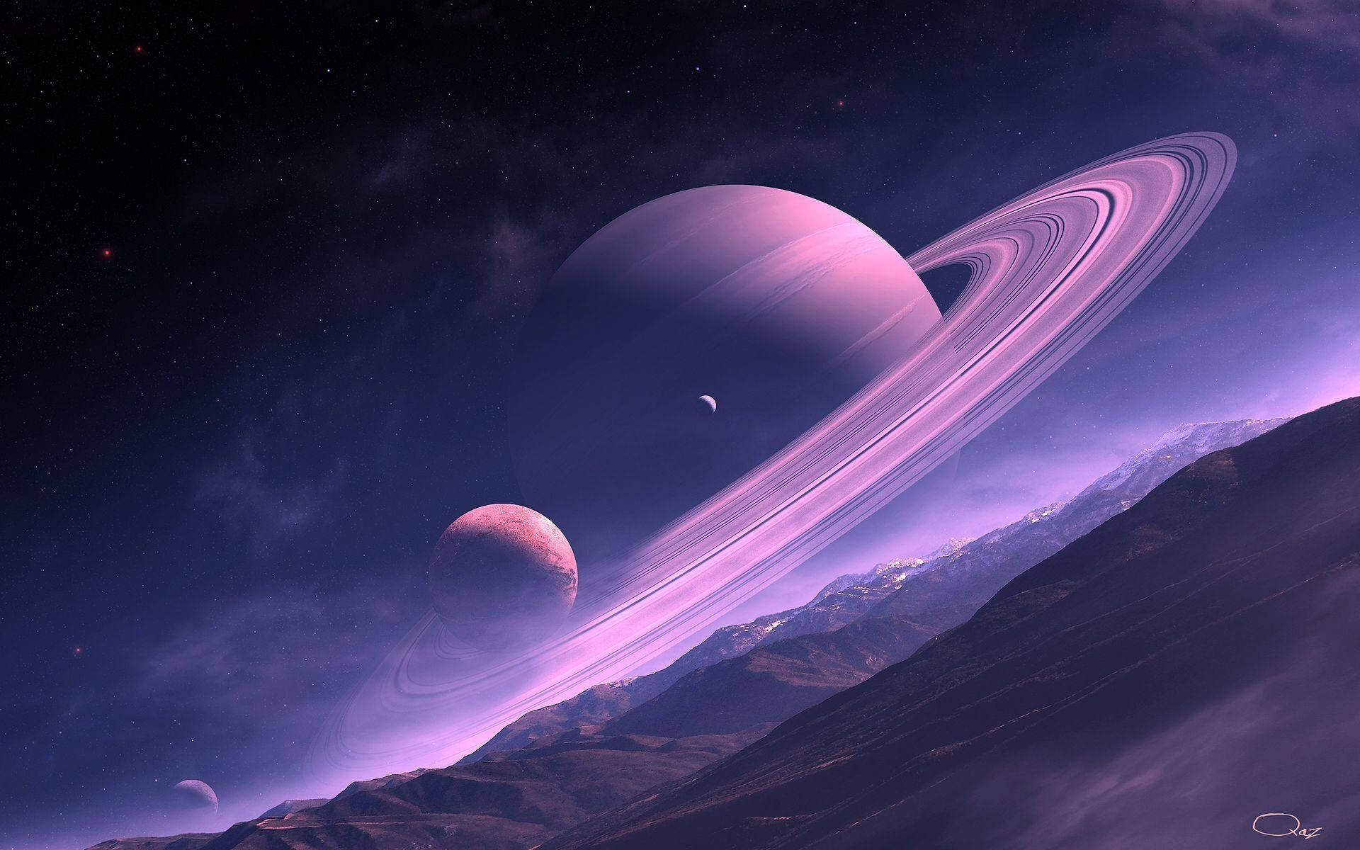 土星 桌布 壁紙 — 一顆雄偉的紫色環狀行星聳立在多山的異星景觀之上，背景是繁星點點的宇宙天空。