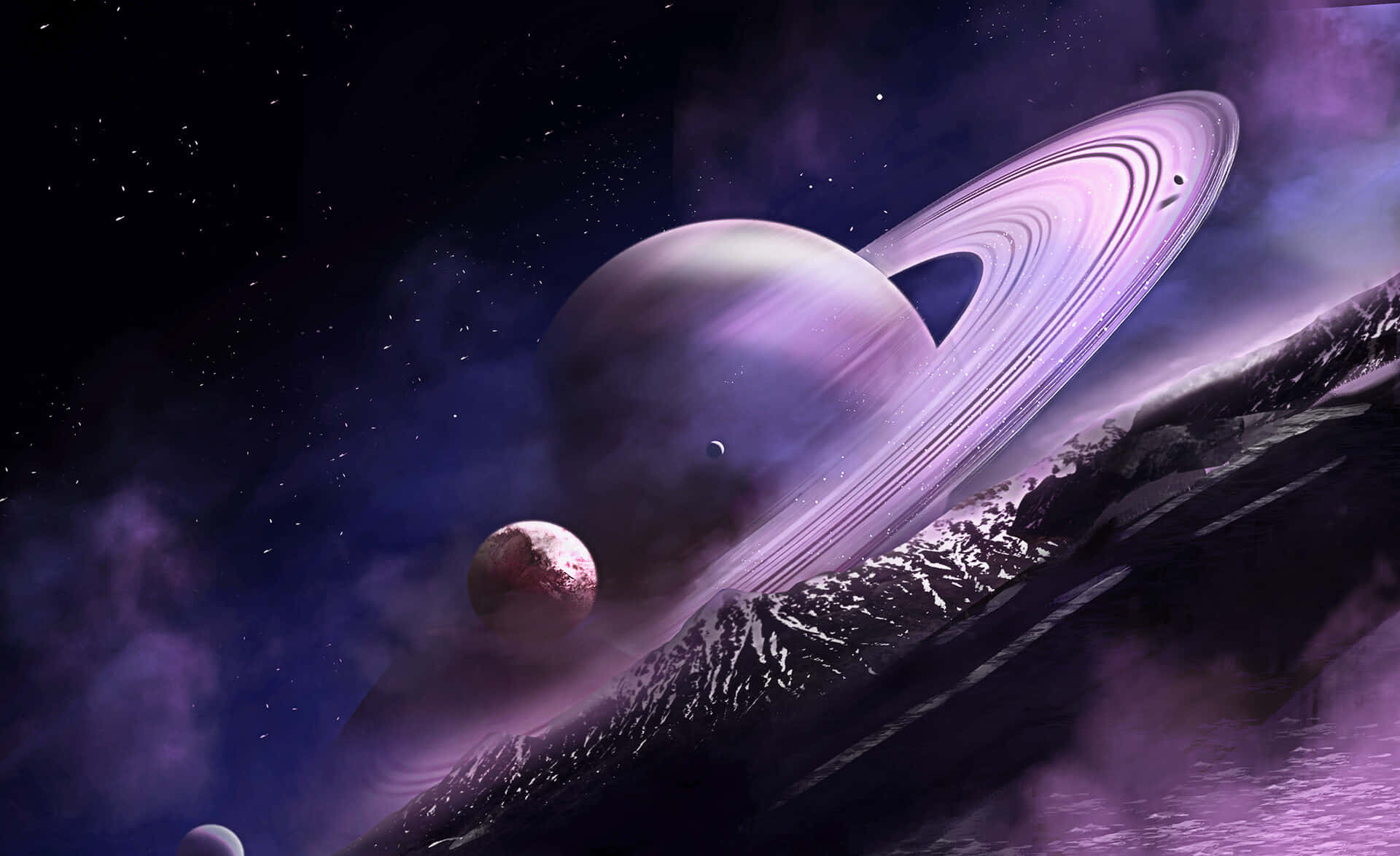 土星 桌布 壁紙 — 一顆雄偉的紫色環狀行星聳立在崎嶇的外星景觀之上，背景是星光閃爍的宇宙天空。