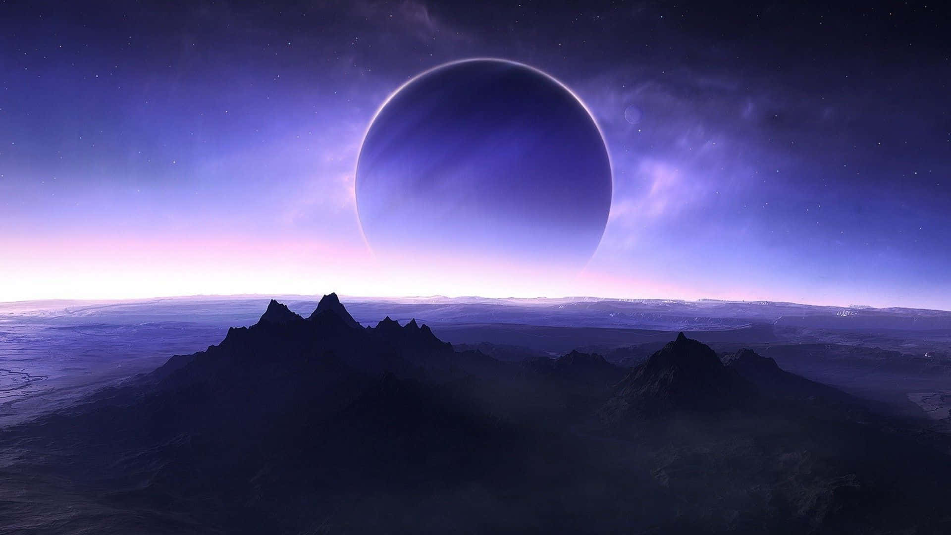 宇宙 桌布 壁紙 — 一顆雄偉的紫色行星在繁星點點的暮色天空下，聳立於崎嶇的山峰之上。
