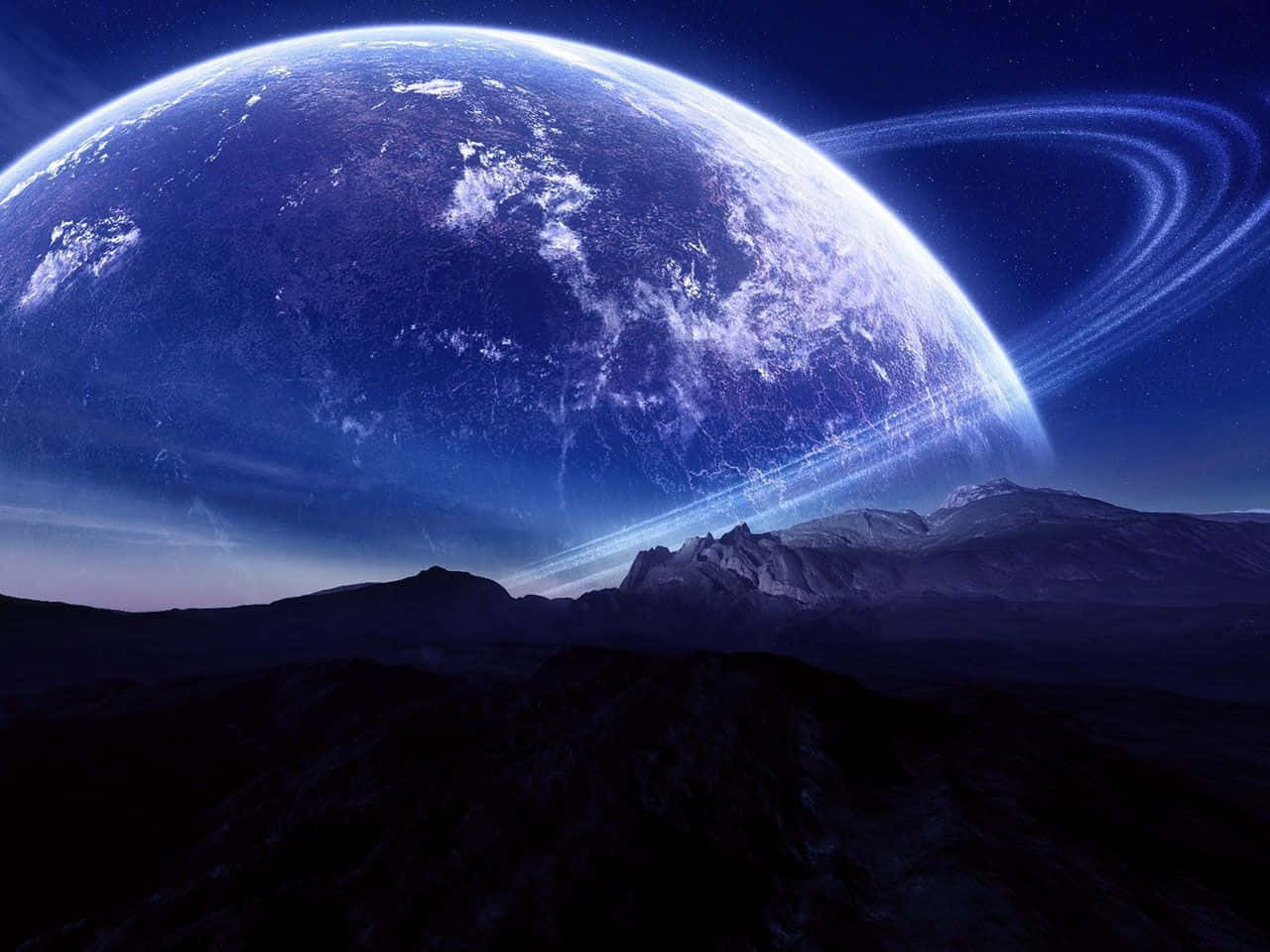 外太空 桌布 壁紙 — 一顆雄偉的藍色行星，帶有旋轉的雲層和發光的光環，主宰著黑暗山地上空的星空。
