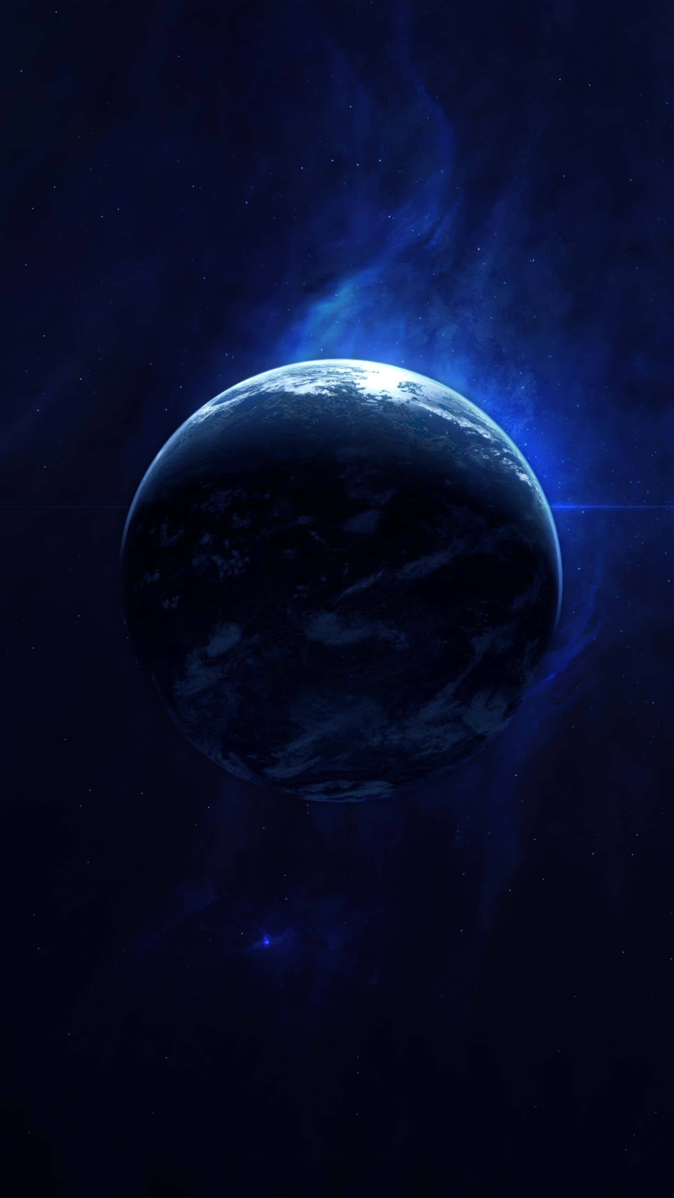 太空電話 桌布 壁紙 — 一顆雄偉的藍色行星在星光熠熠的宇宙背景下發光，周圍環繞著旋轉的星雲和耀眼的光束。