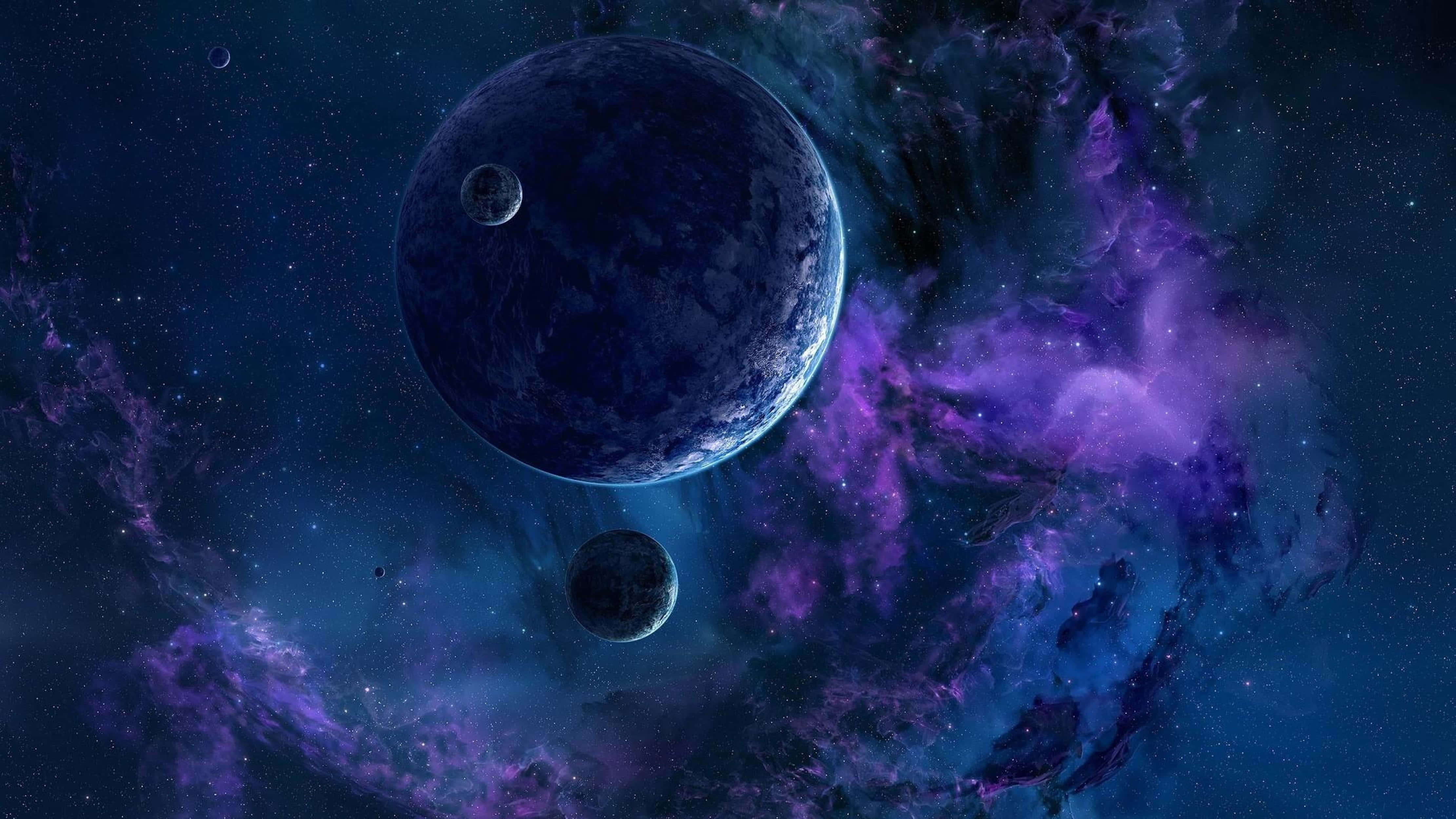 雲朵 桌布 壁紙 — 一顆雄偉的藍色行星帶著兩個衛星，在星空的宇宙天空下，環繞著旋轉的紫色和藍綠色星雲運行。