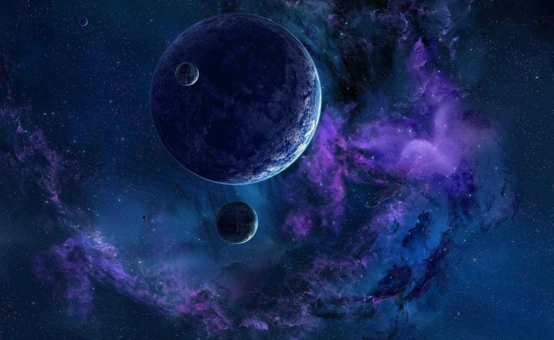 銀河 桌布 壁紙 — 一顆雄偉的藍色行星帶著衛星，在深空中環繞著旋轉的紫色星雲和遙遠的恆星運行。