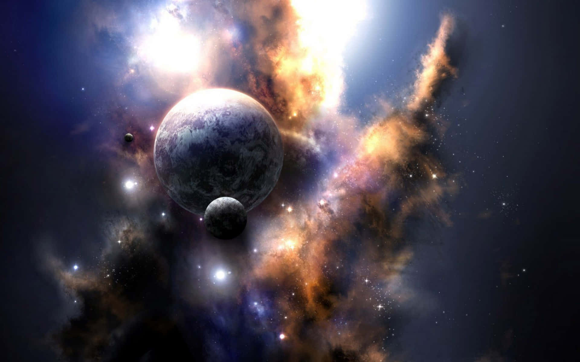 Celestial Bodies 桌布 壁紙 — 一顆雄偉的行星帶著一顆衛星，在充滿活力的宇宙星雲中運行，散發著橙色和藍色的光芒。