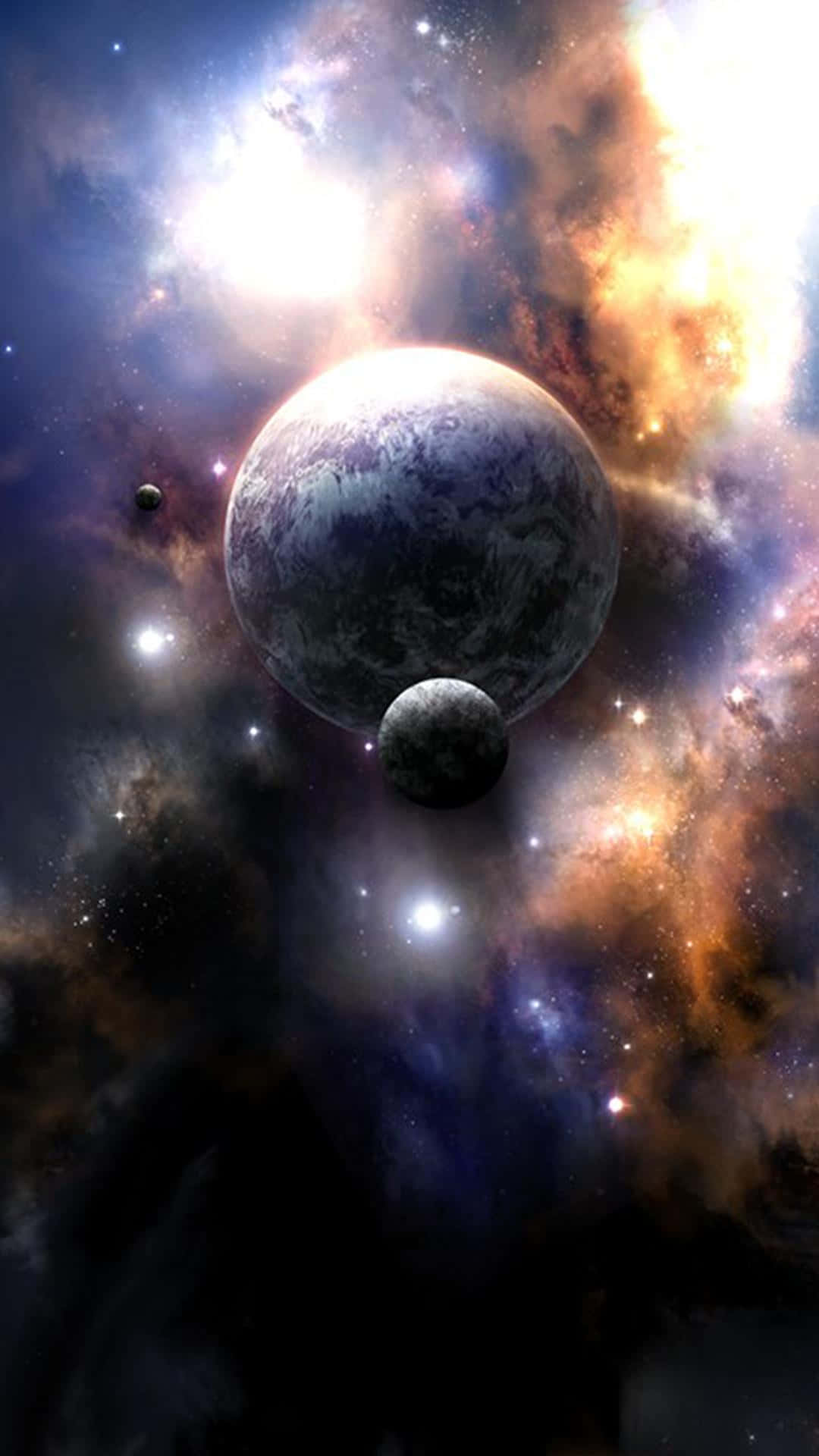 太空電話 桌布 壁紙 — 一顆雄偉的行星帶著一顆衛星，在散發著橙色、藍色和白色宇宙光芒的鮮豔星雲中運行。