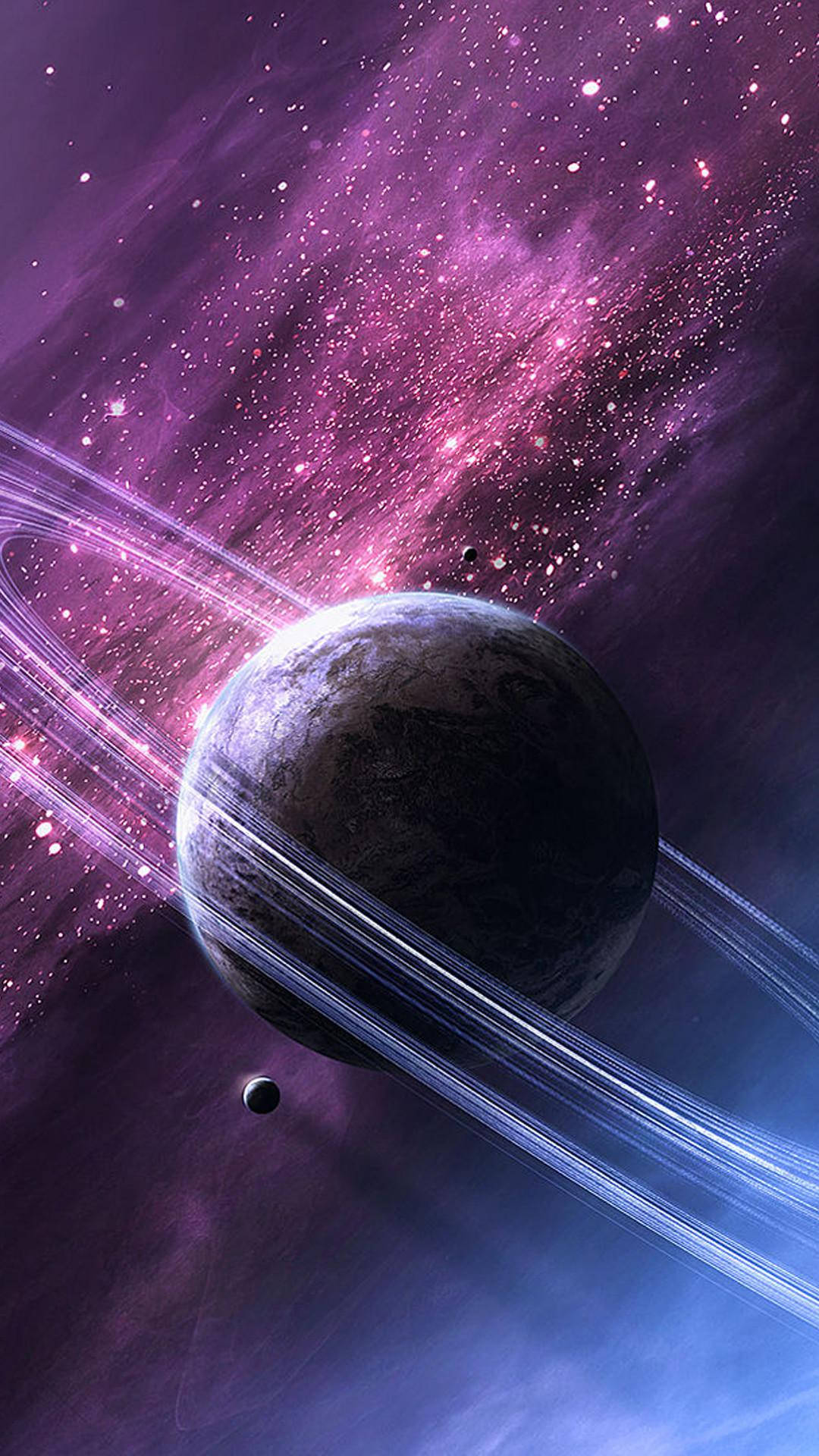 銀河 iPhone 桌布 壁紙 — 一顆雄偉的行星帶著發光的光環，在充滿閃爍星光的紫色星雲中運行。