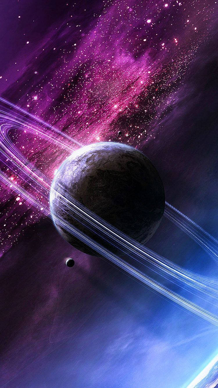 太空 iPhone 桌布 壁紙 — 一顆雄偉的行星帶著發光的光環，在充滿閃爍星星的鮮豔紫色和藍色星雲中運行。