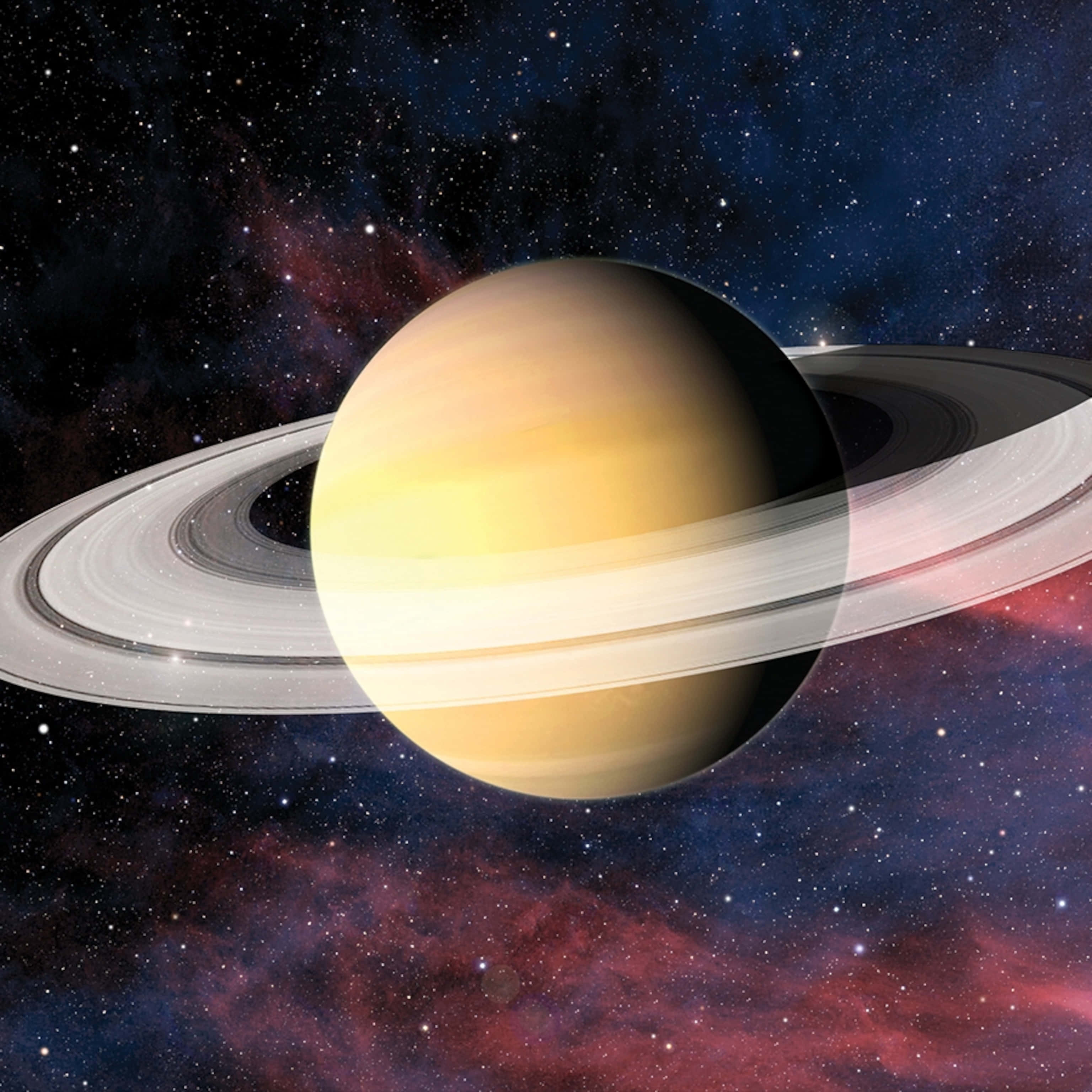 土星 桌布 壁紙 — 一顆雄偉的黃色行星，帶有突出的光環，在深藍色和紅色星雲的星空宇宙背景下發光。