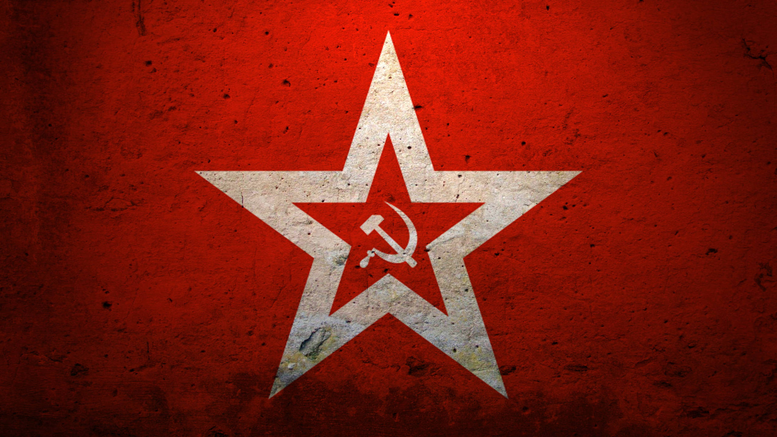 Red Star 桌布 壁紙 — 一顆風化的紅星，帶有錘子與鐮刀標誌，在粗糙的紋理背景上大膽矗立。