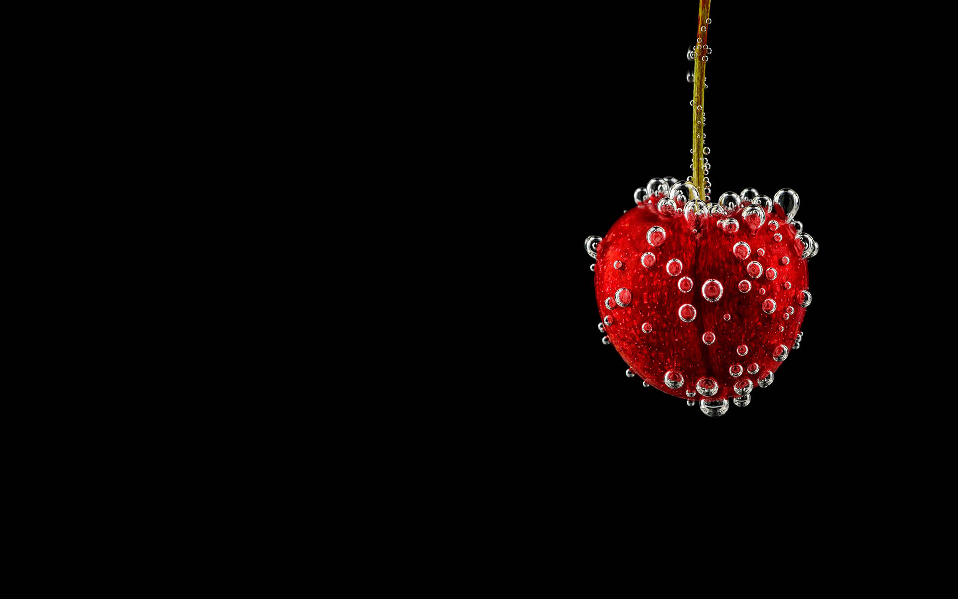 Cherry 桌布 壁紙 — 一顆鮮紅的櫻桃懸浮在水中，表面附著氣泡，背景為純黑色。