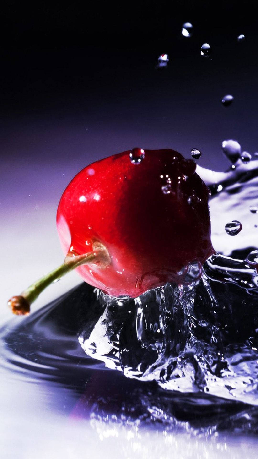 Fruit 桌布 壁紙 — 一顆鮮紅的櫻桃濺入水中，在深色漸變背景上形成動態的水滴和漣漪。
