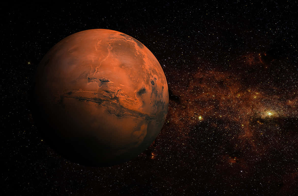 Mars Planet 桌布 壁紙 — 一顆鮮紅色的火星在星光熠熠的宇宙背景下佔據主導地位，周圍有發光的星雲。