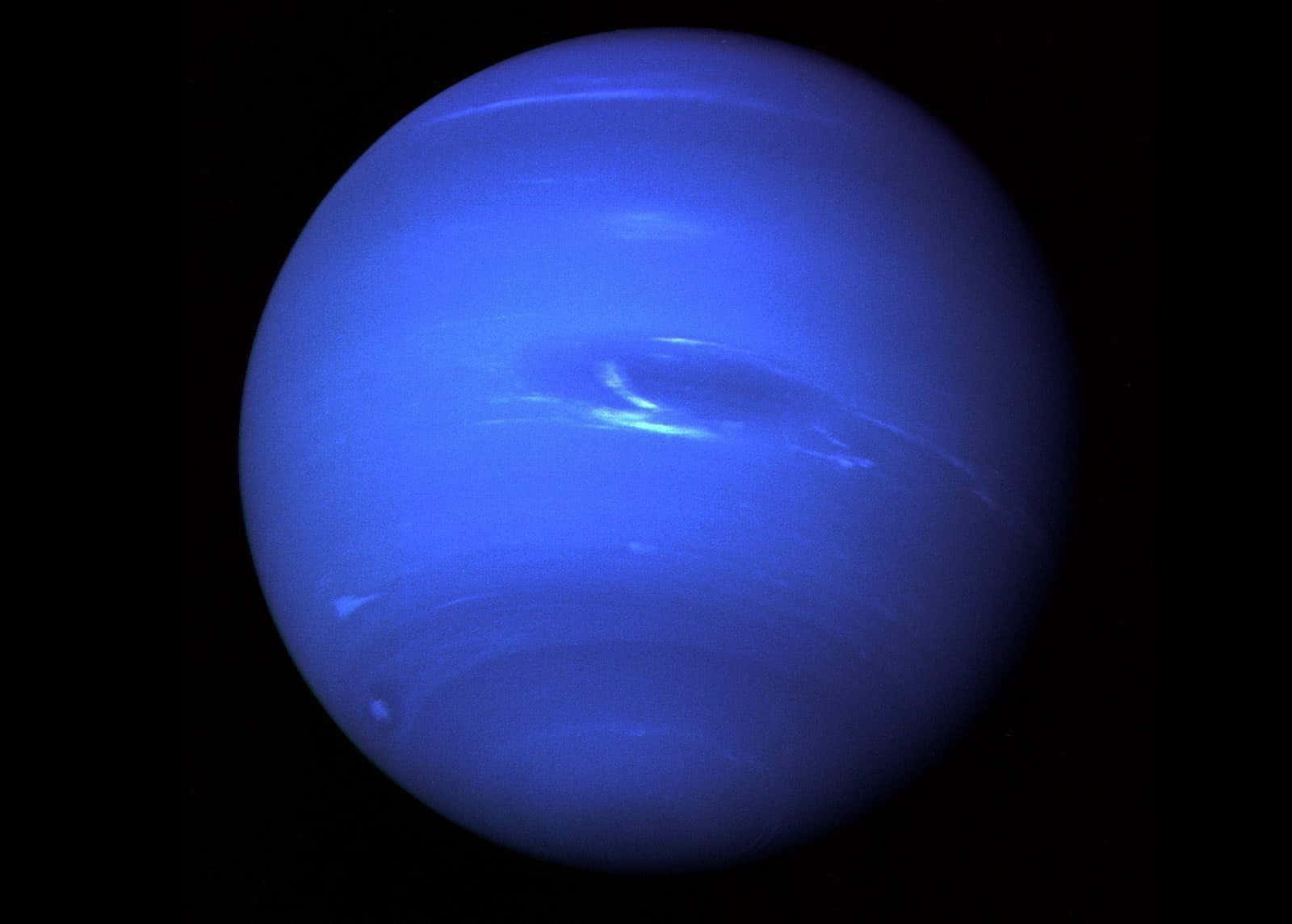 Neptune 桌布 壁紙 — 一顆鮮豔的藍色行星，帶有旋轉的大氣帶和明亮的極地渦旋，在太空的黑色虛空中發光。