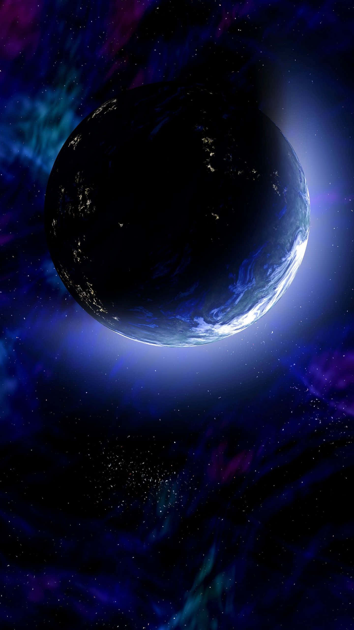 外太空 桌布 壁紙 — 一顆黑暗的行星，帶有發光的城市燈光和旋轉的藍色雲層，環繞著一顆明亮的恆星，背景是充滿紫色和藍綠色宇宙塵埃的鮮豔星雲。
