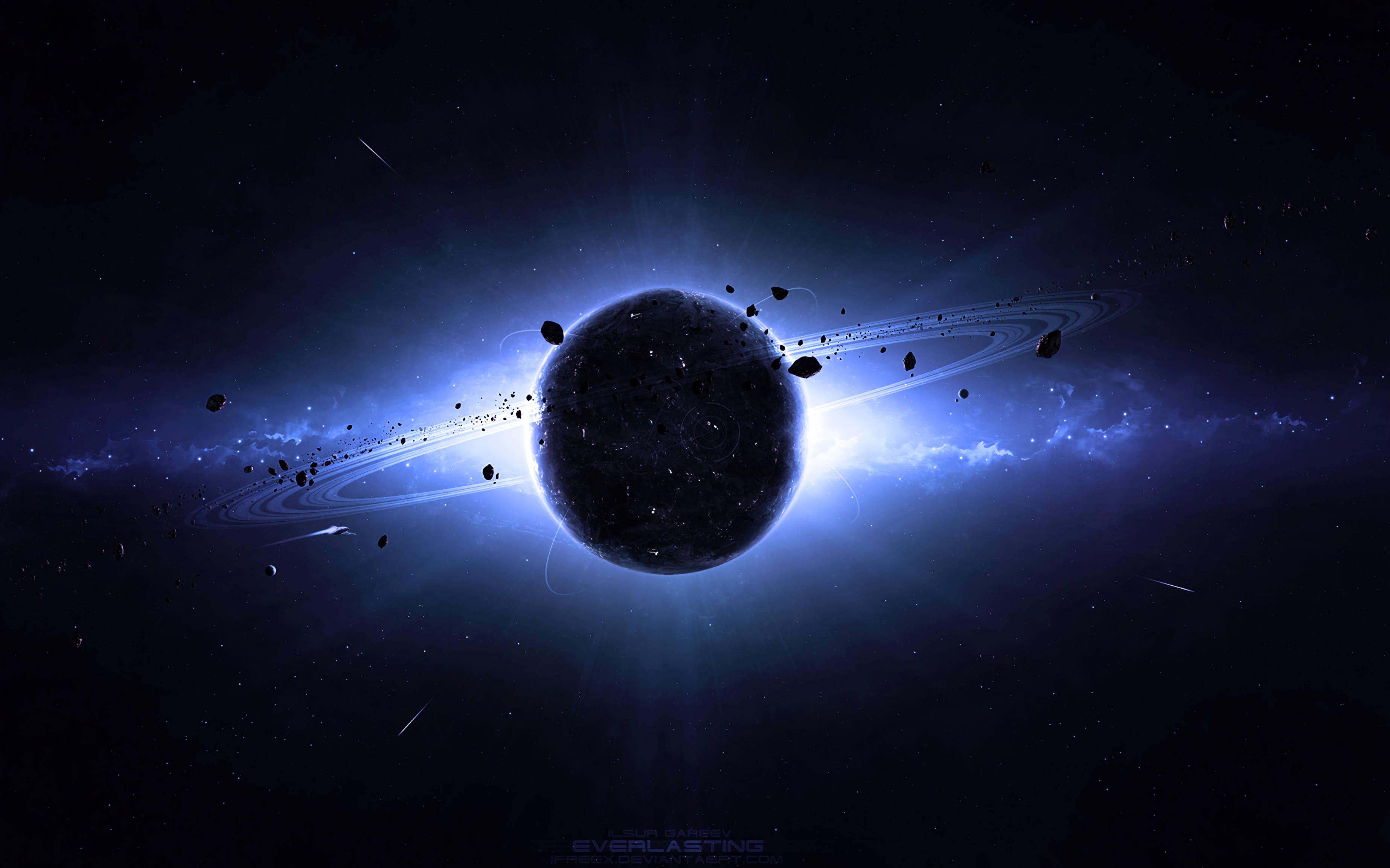 土星 桌布 壁紙 — 一顆黑暗的行星，帶有發光的藍色環和漂浮的小行星，被燦爛的宇宙光照亮，背景是繁星點點的虛空。