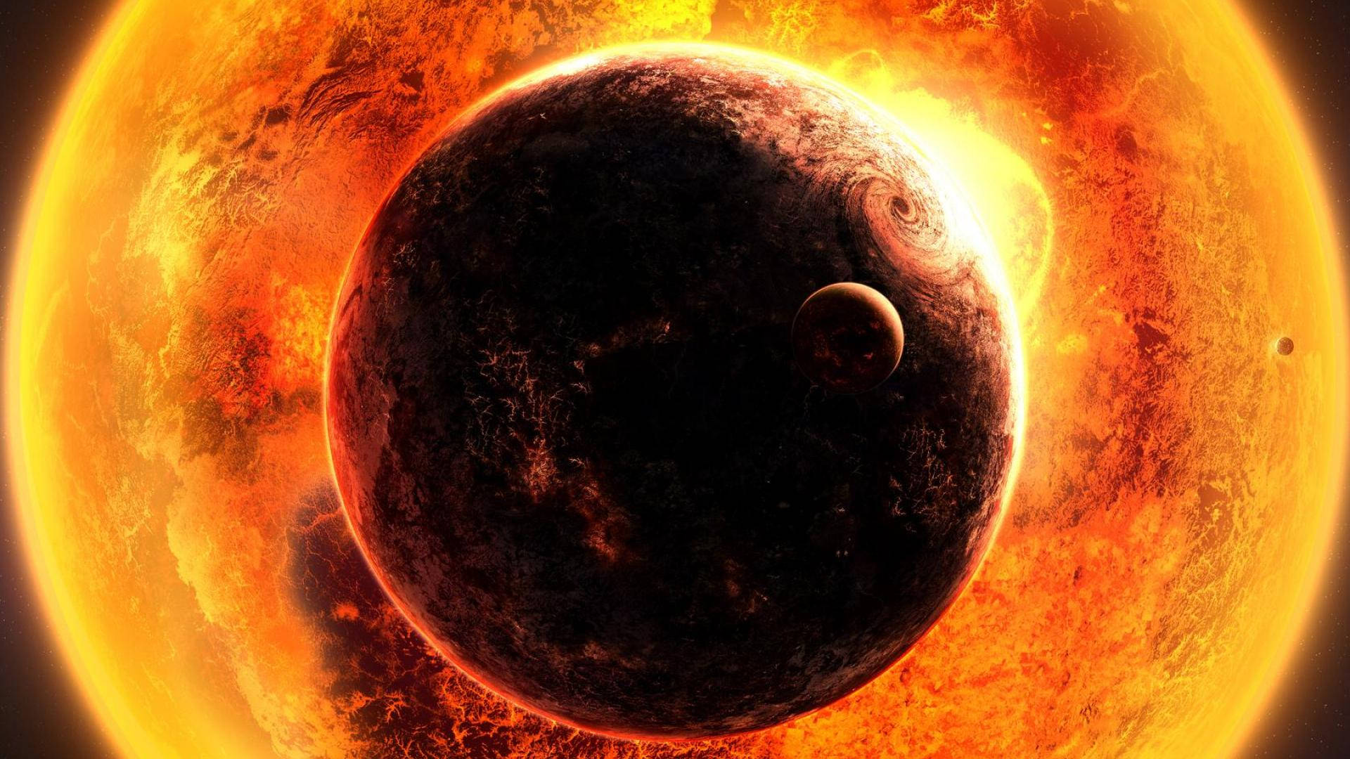 太陽系 桌布 壁紙 — 一顆黑暗的行星帶有旋轉風暴，圍繞著熾熱的橙色太陽運行，背景中有較小的衛星和熾熱的太陽耀斑。