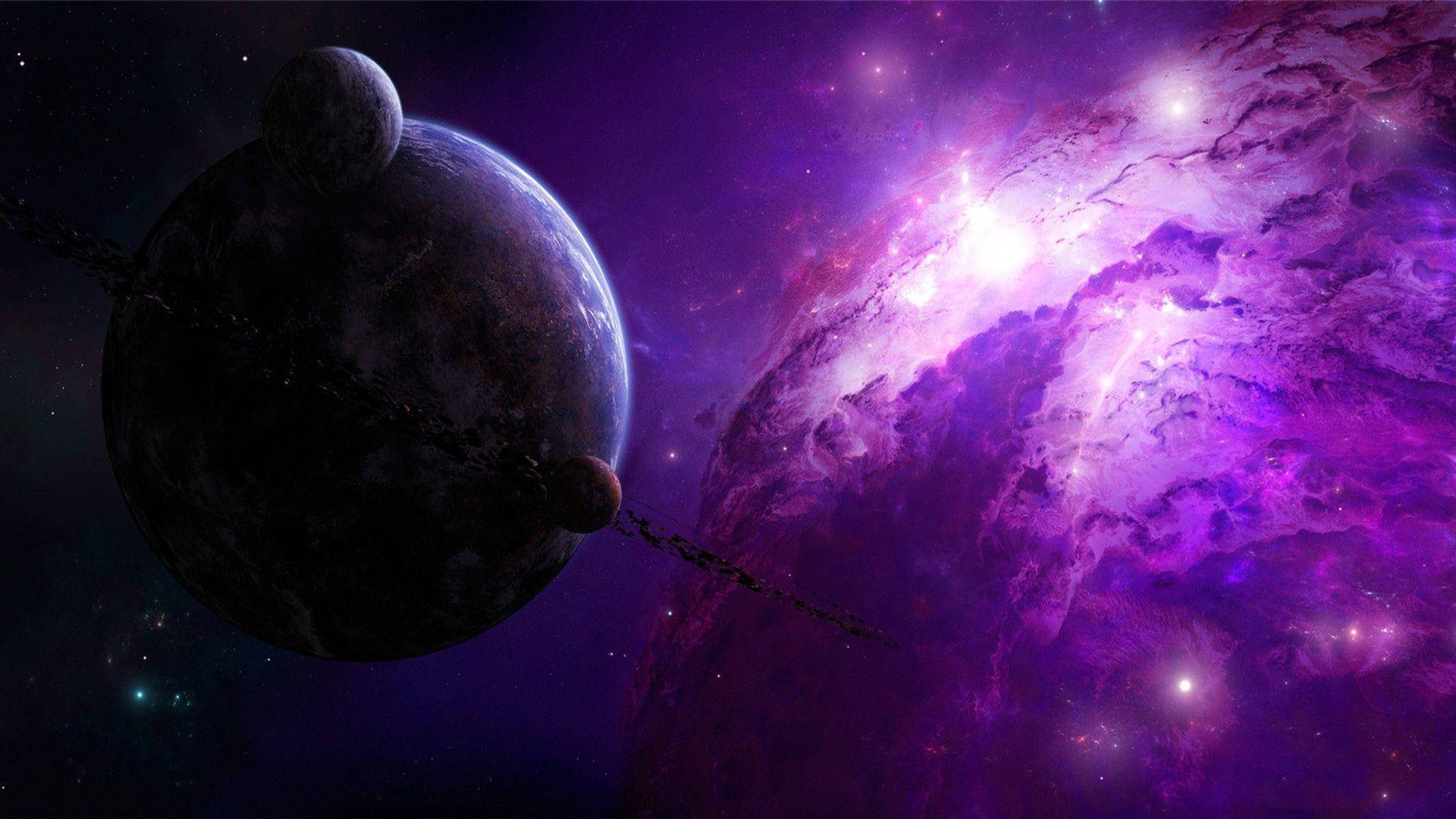 銀河 桌布 壁紙 — 一顆黑暗行星及其衛星圍繞著一個在深空中閃耀著宇宙恆星的充滿活力的紫色星雲運行。
